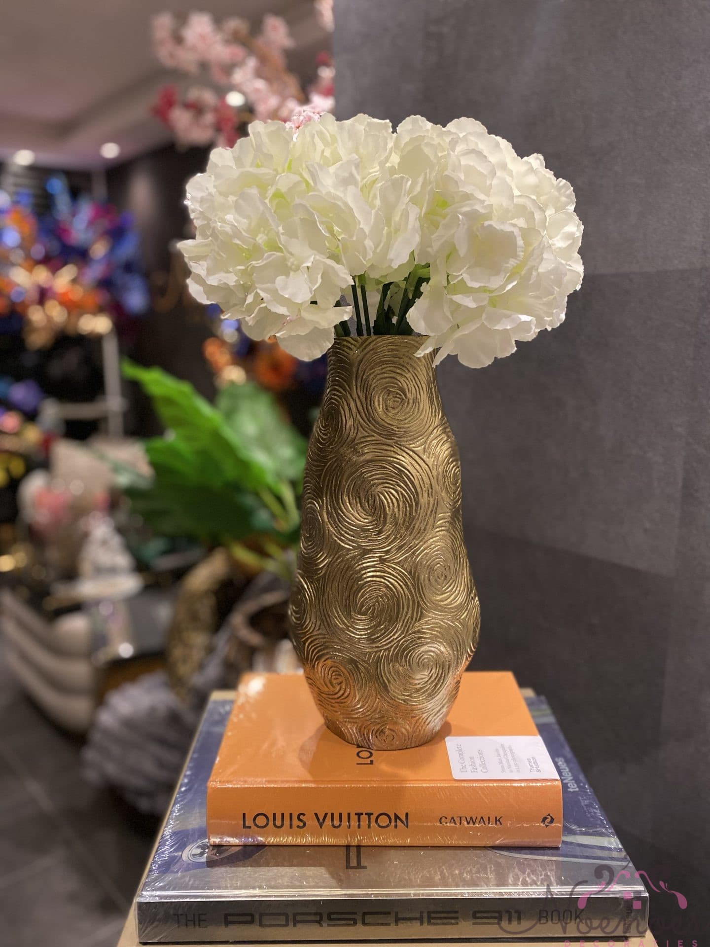 Vaas goud met reliëf en witte hortensia's, 36 cm hoog