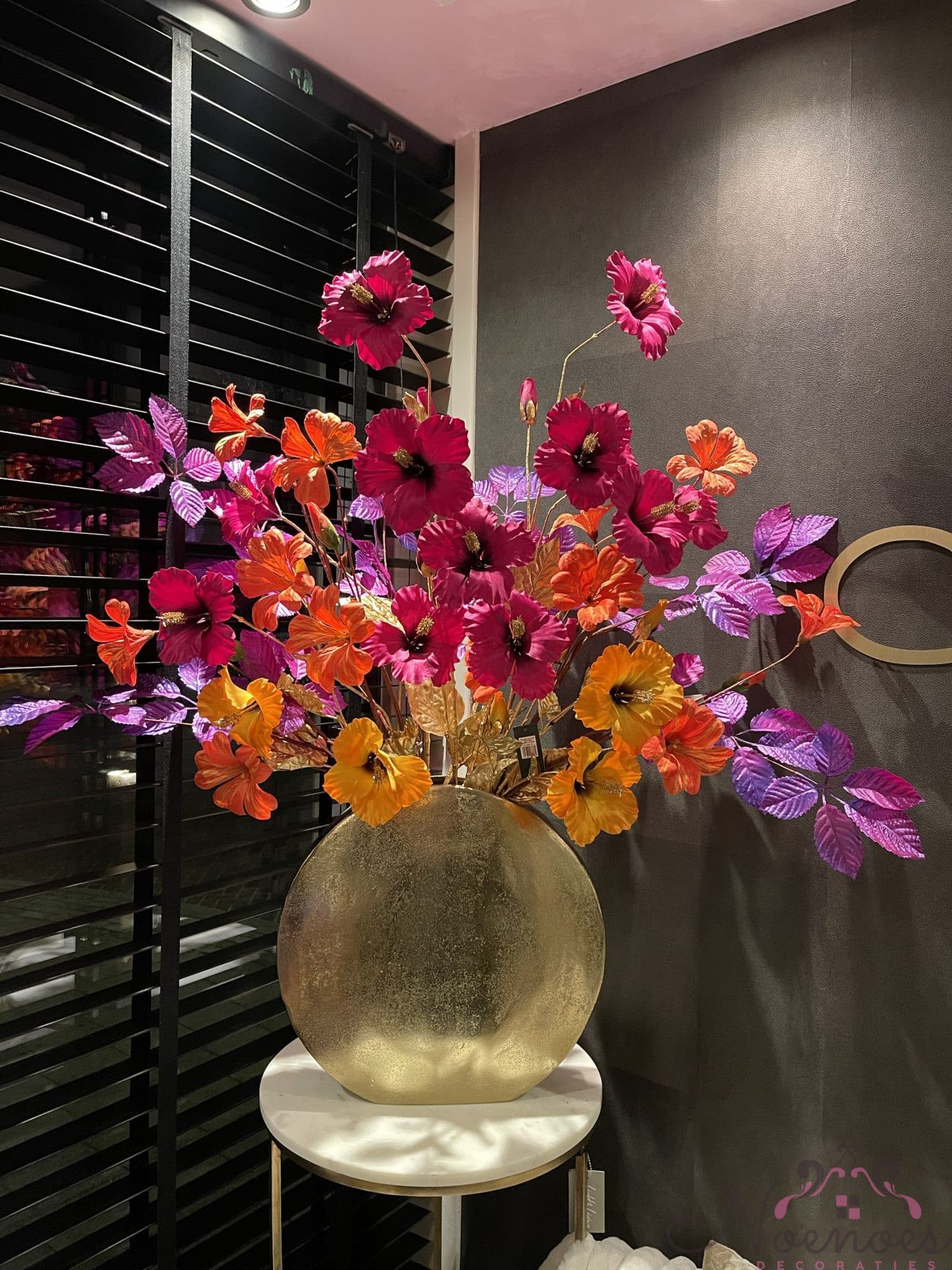 Vaas met zijdebloemen hibiscus arrangement roze oranje paars 95 cm