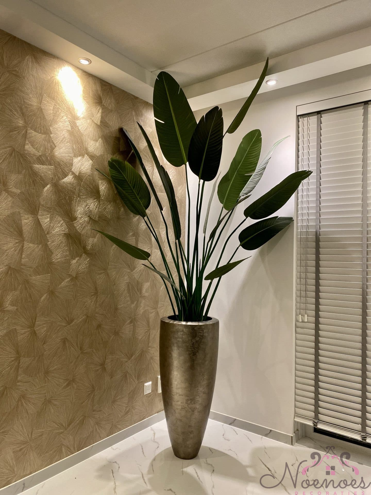 Strelitzia kunstplant XXL in metallic champagne vaas 240 cm