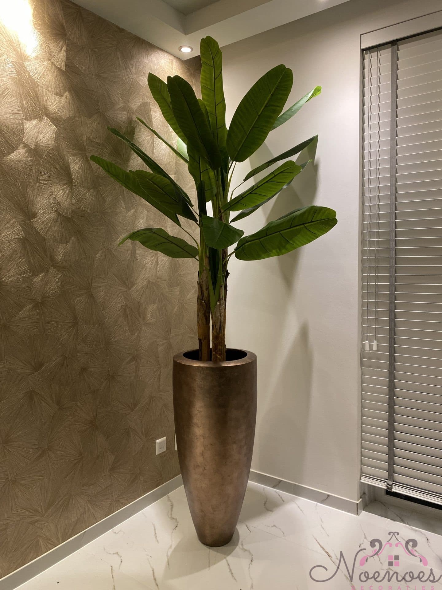 Bananen kunstplant in metallic gold vaas 90 cm, totaal 210 cm