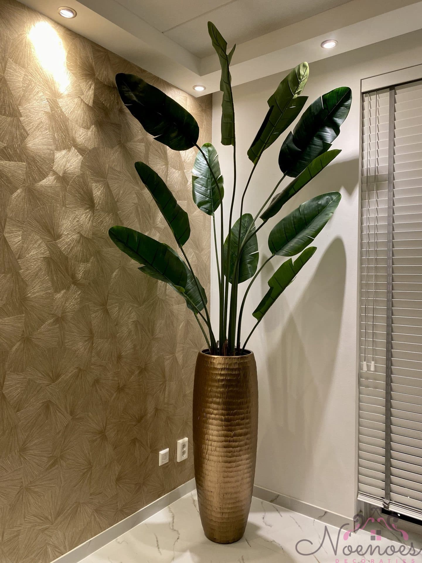 Vaas gold 97 cm opgemaakt met kunstplant traveller palm