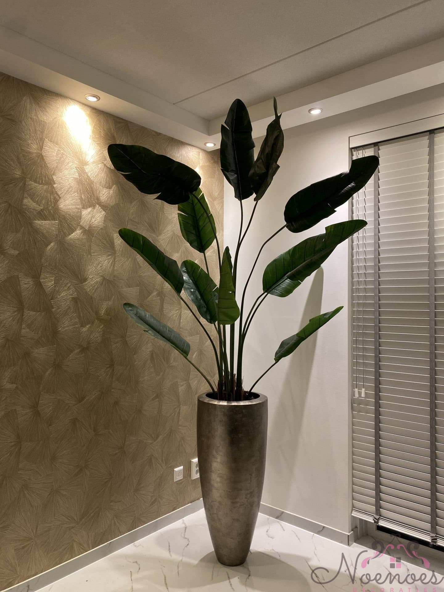 Vaas metallic zilver 90 cm met traveller palm kunstplant 230 cm