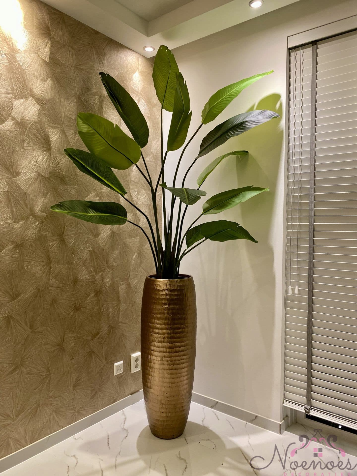 Vaas gold 97 cm met strelitzia kunstplant, totaalhoogte 230-240 cm