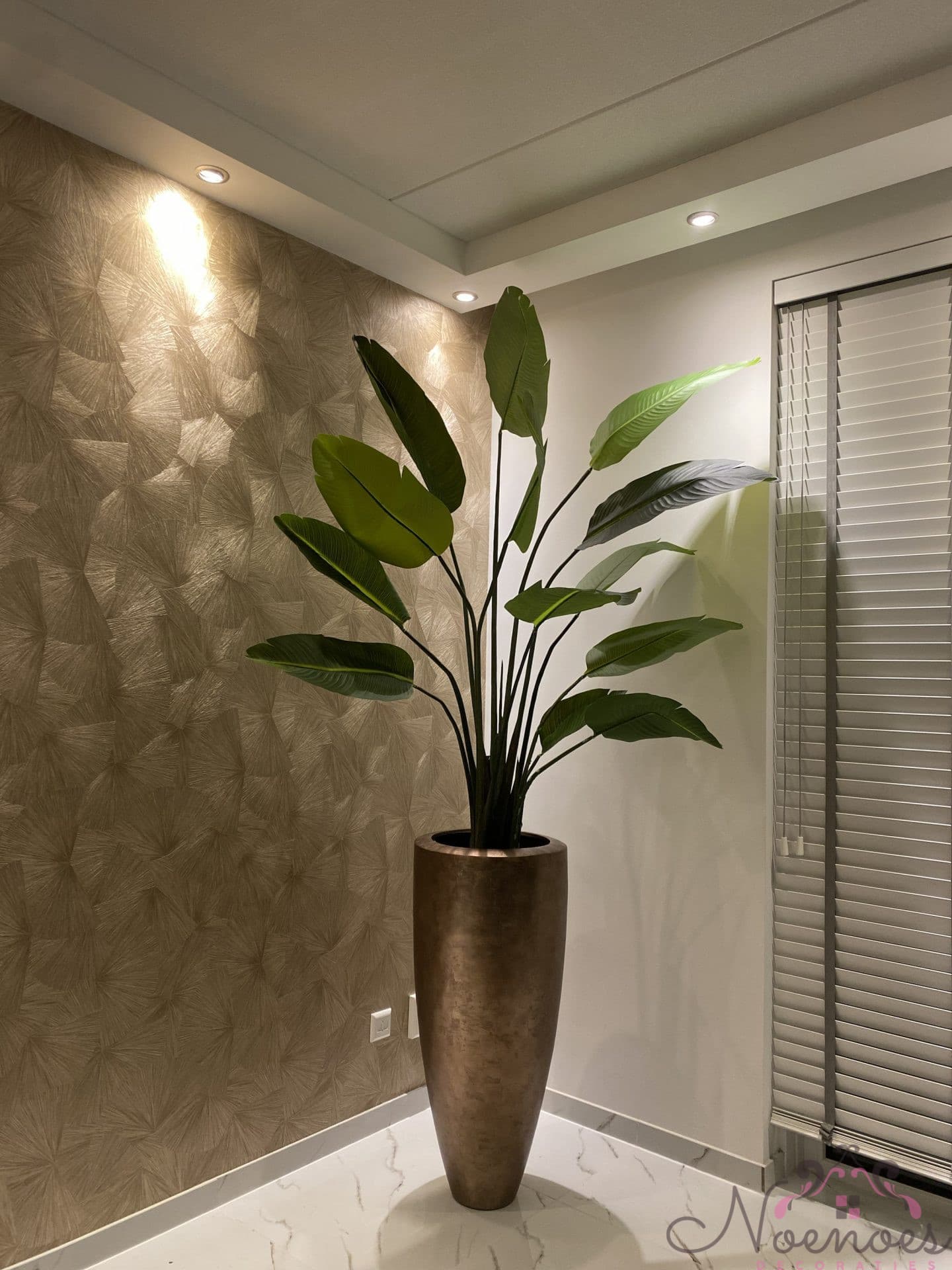 Strelitzia palm kunstplant in gouden metallic vaas, 225-235 cm