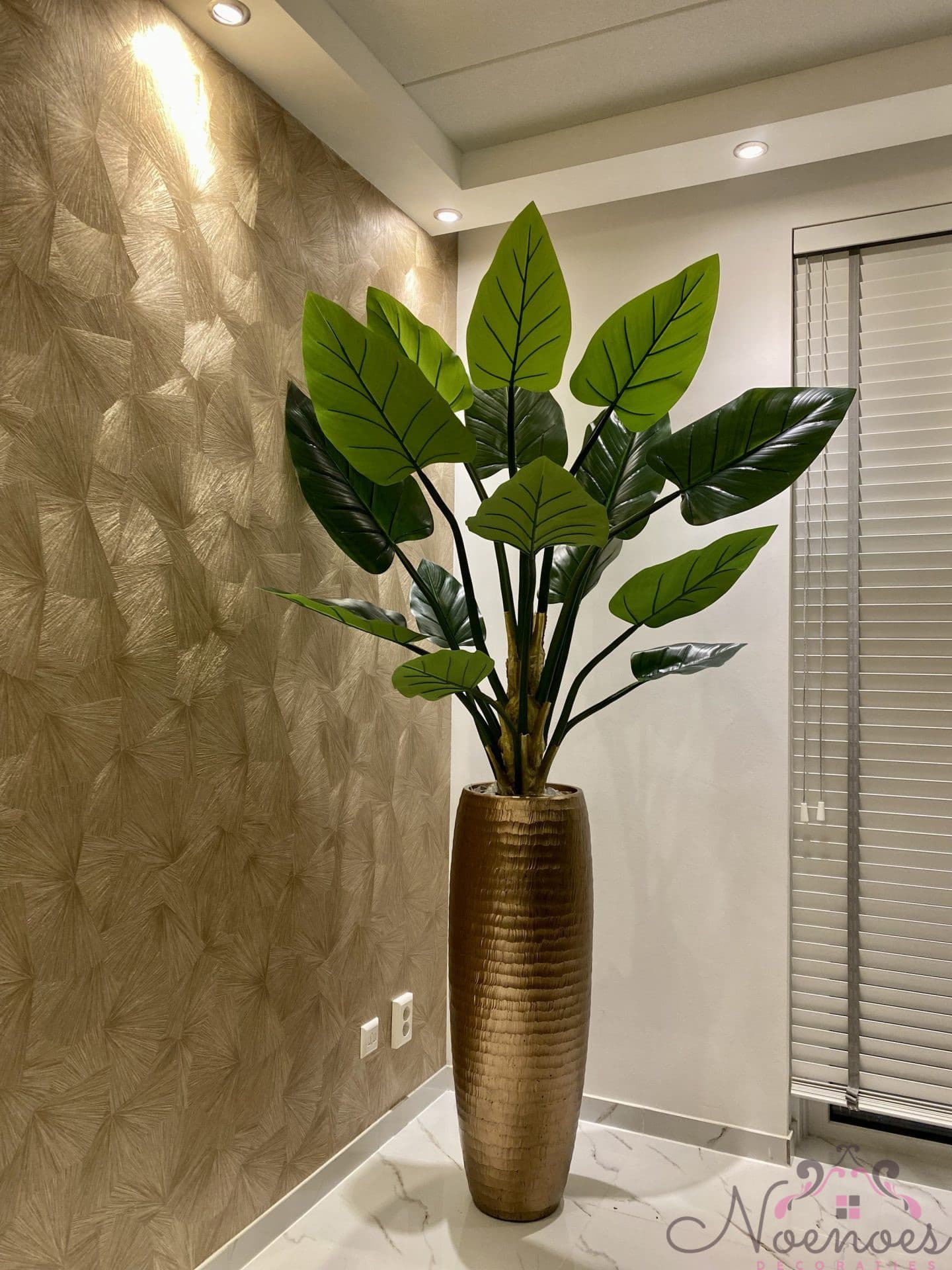 Vaas goud met kunstpalm 215-220 cm opgemaakt (diameter 35 cm)