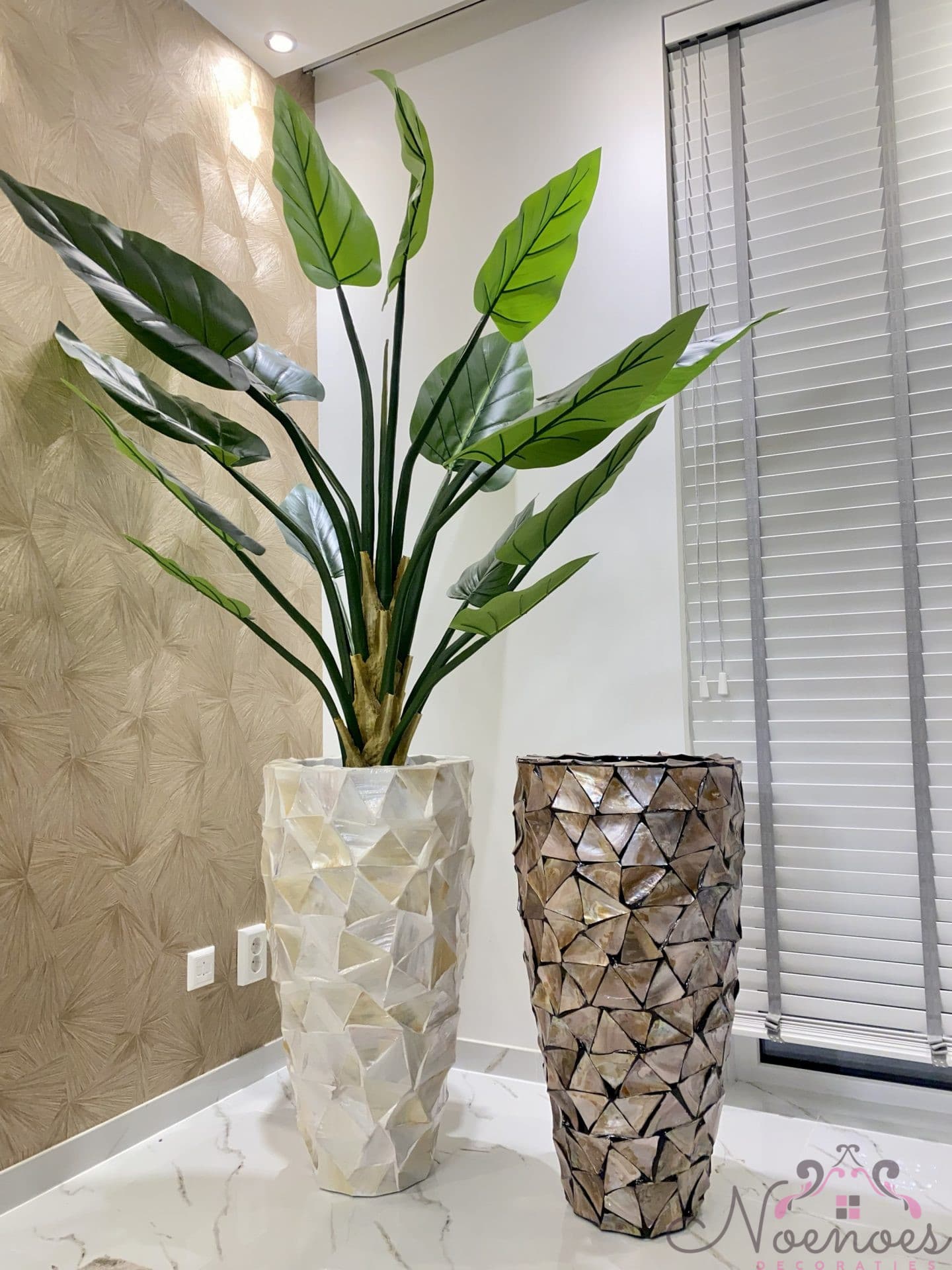 Schelpenvaas Mother of Pearl 77 cm met kunstplant strelitzia