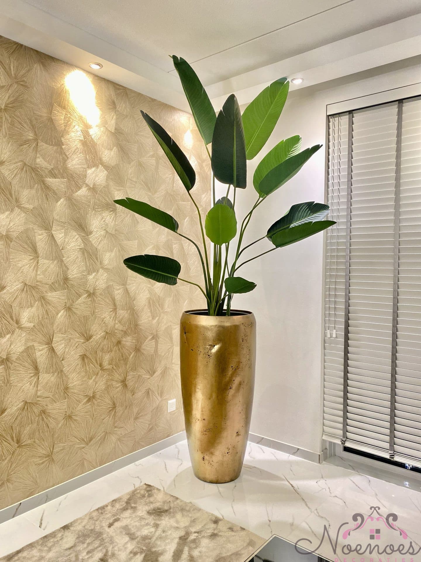 Moon krater vaas goud 105 cm opgemaakt met Strelitzia kunstplant