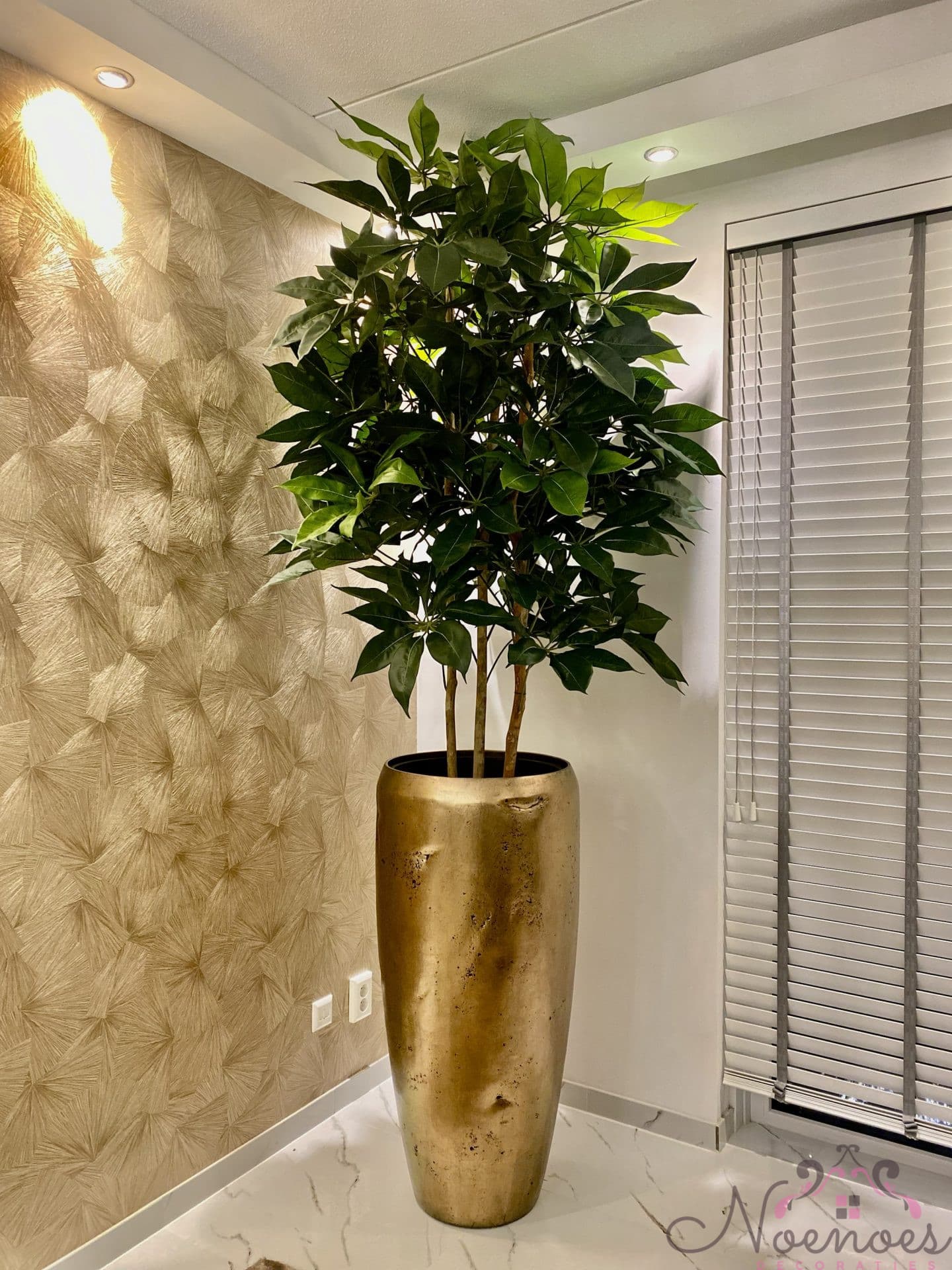 Moon krater vaas goud 105 cm opgemaakt met groene kunstplant