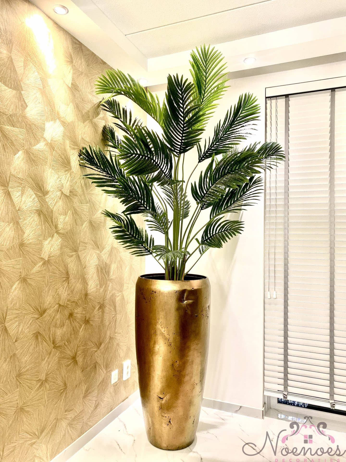 Vaas krater goud met kunstpalm, 50 cm diameter, 105 cm hoog