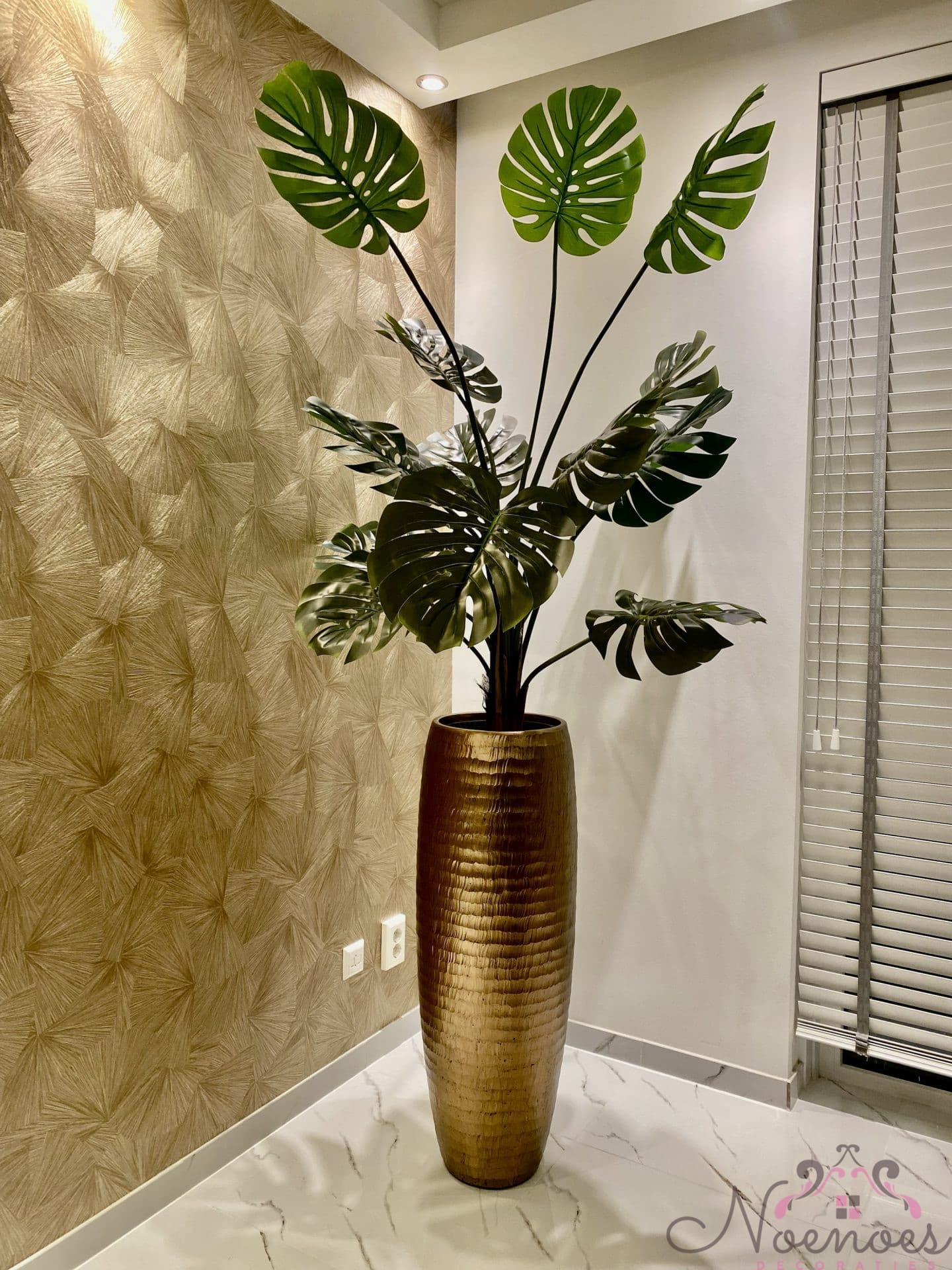 Vaas goud met monstera kunstplant 97 cm hoog opgemaakt