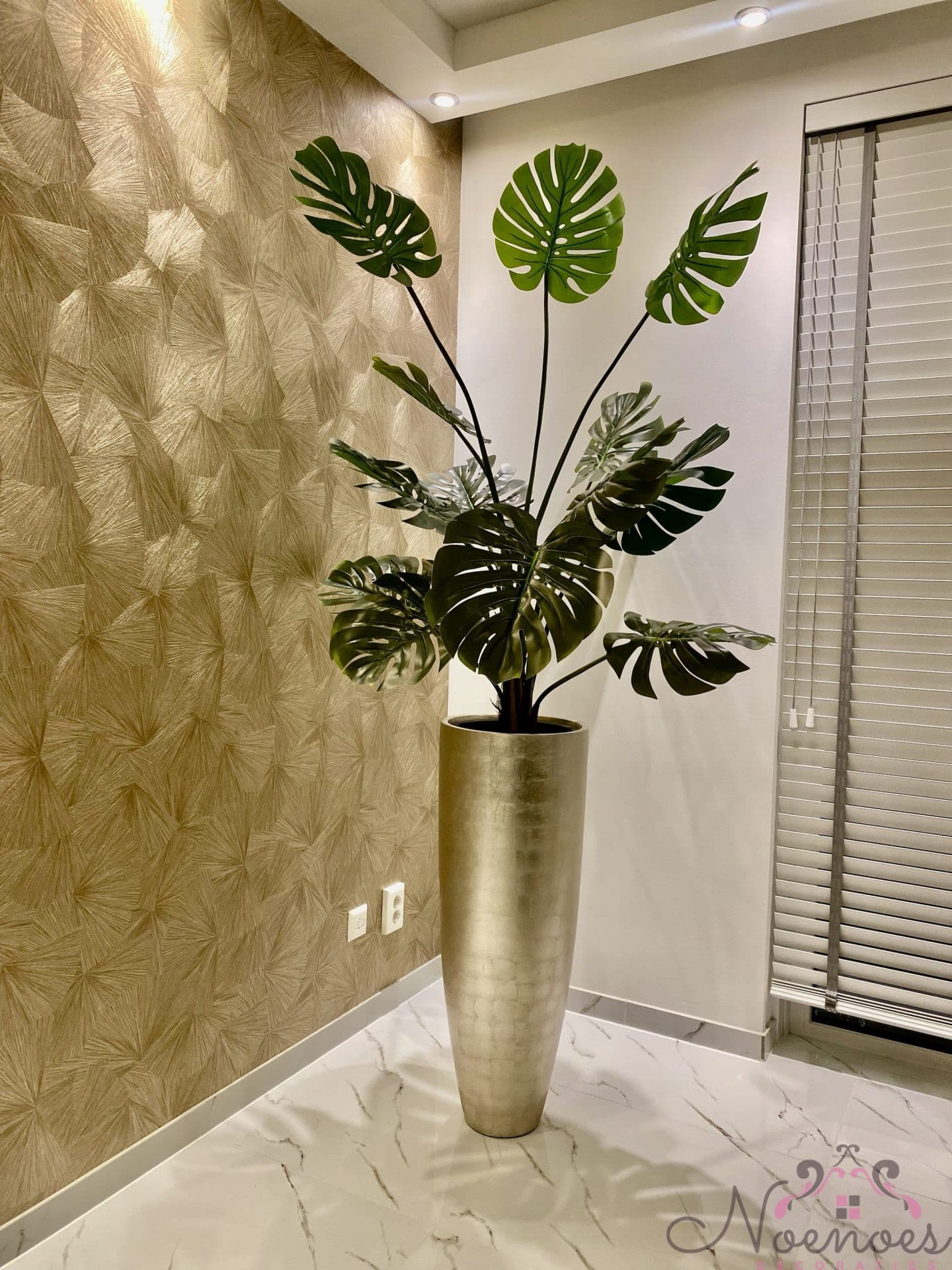 Metallic champagne vaas 90 cm opgemaakt met monstera kunstplant