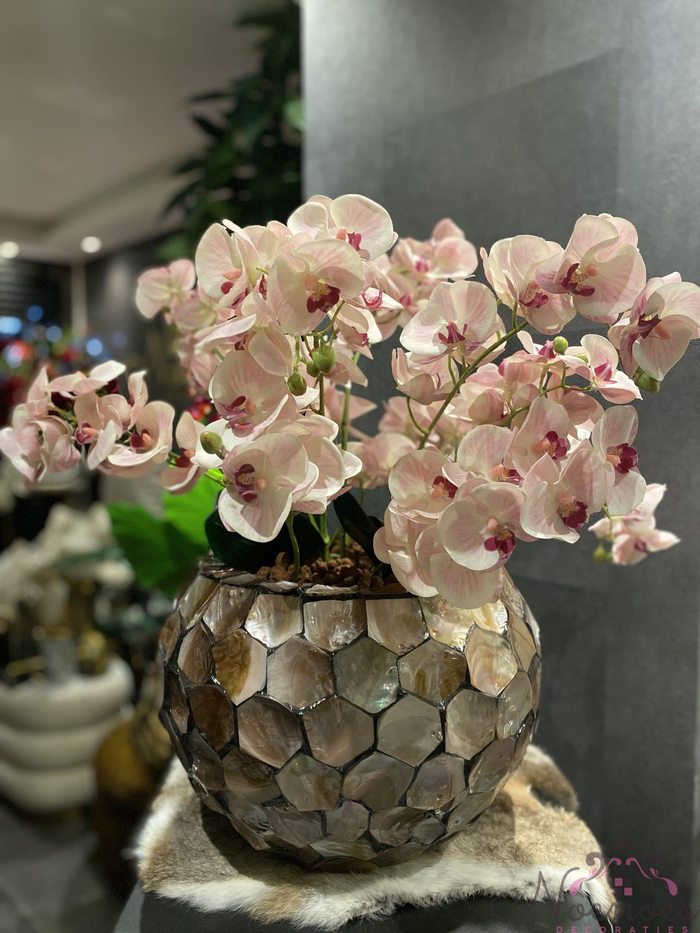 Schelpenvaas bowl met orchideeën, parelmoer, 34×27 cm opgemaakt