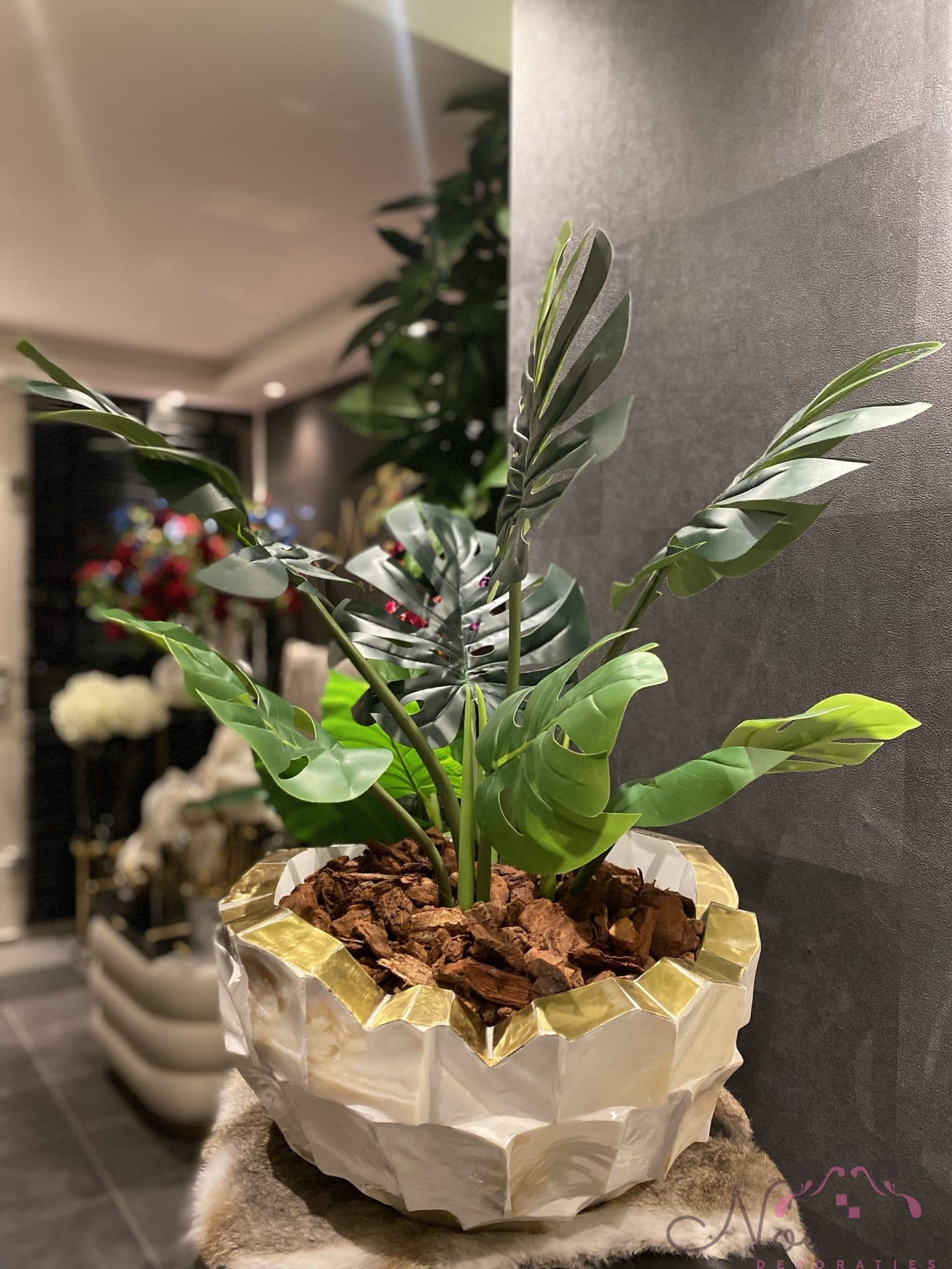 Schelpenvaas creme goud met monstera kunstplant, 40x24 cm