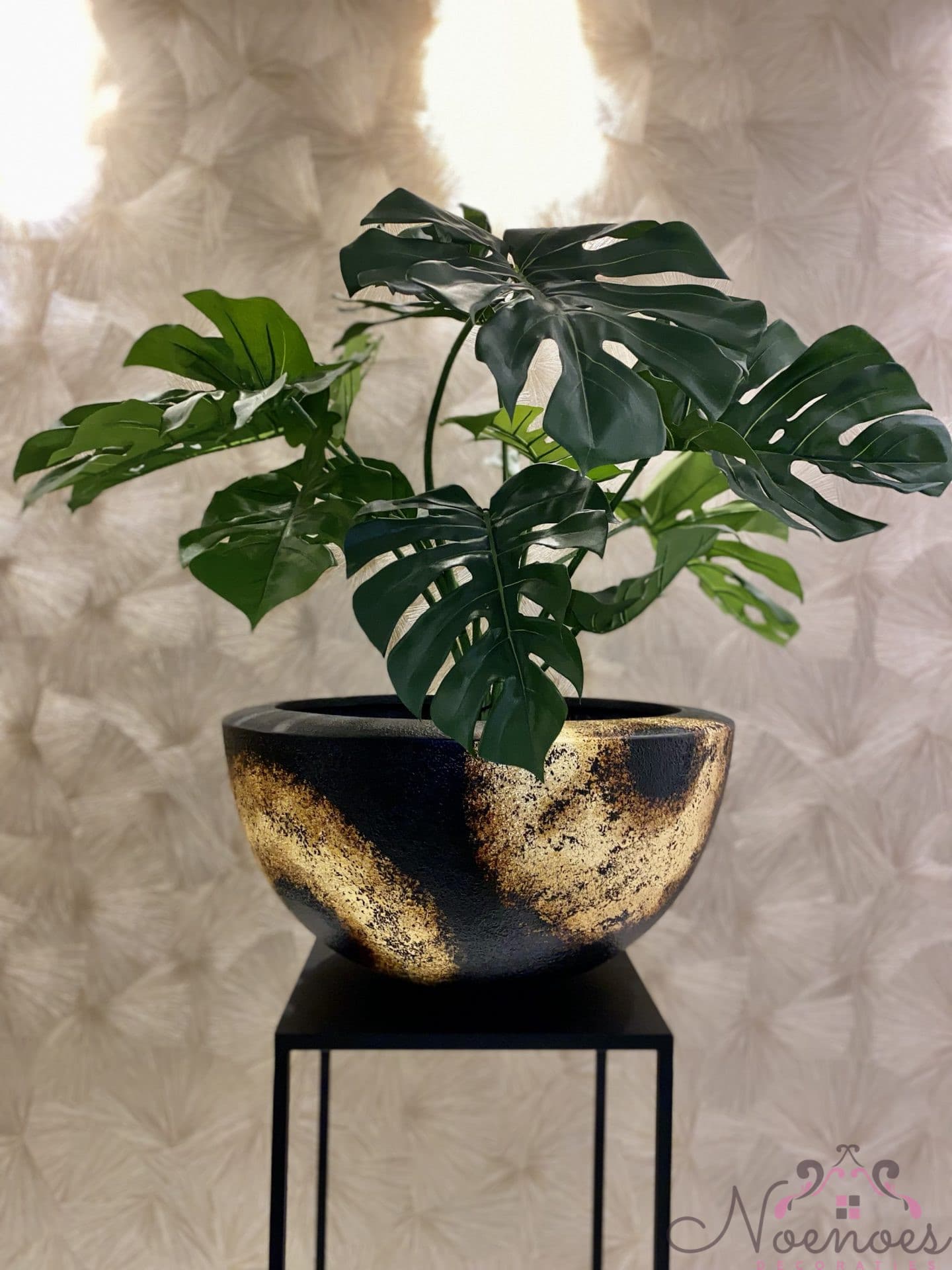Vaas Hela gold black opgemaakt met monstera kunstplant 96 cm