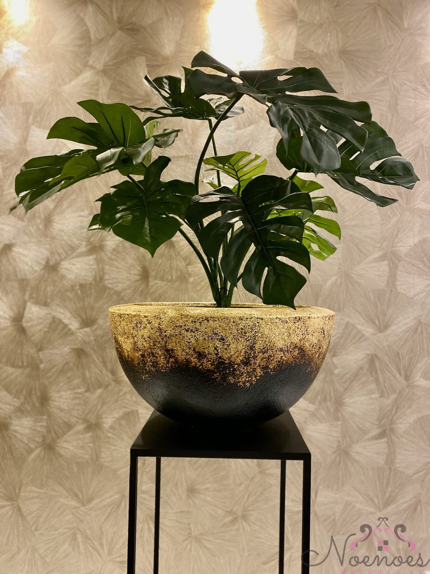 Vaas Hela black gold opgemaakt met monstera kunstplant 96 cm