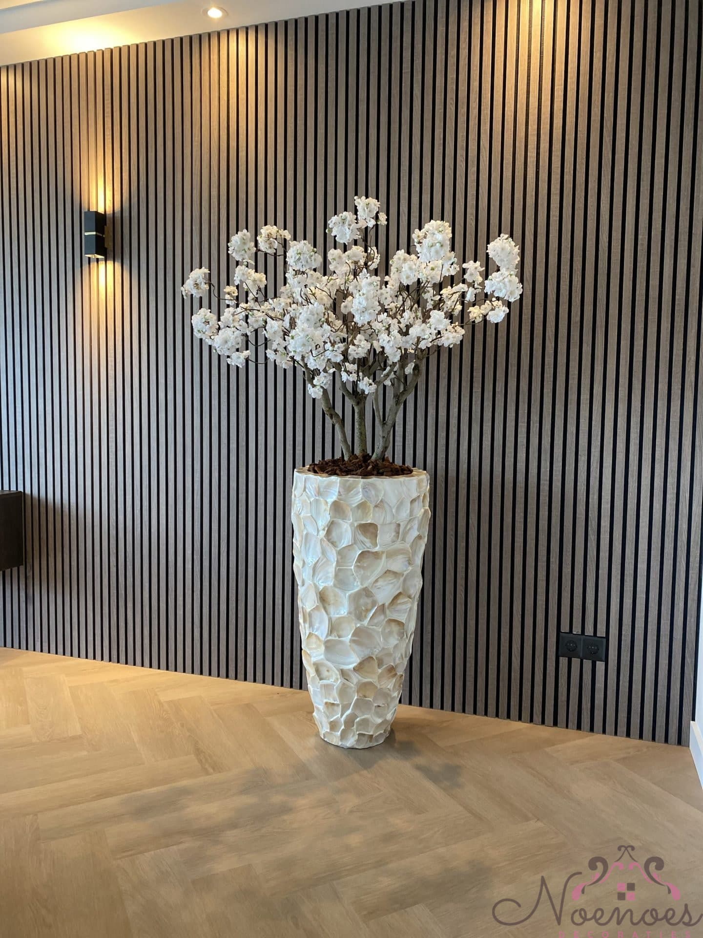 Schelpenvaas crème wit 90 cm opgemaakt met Japanse sakura bloesemboom