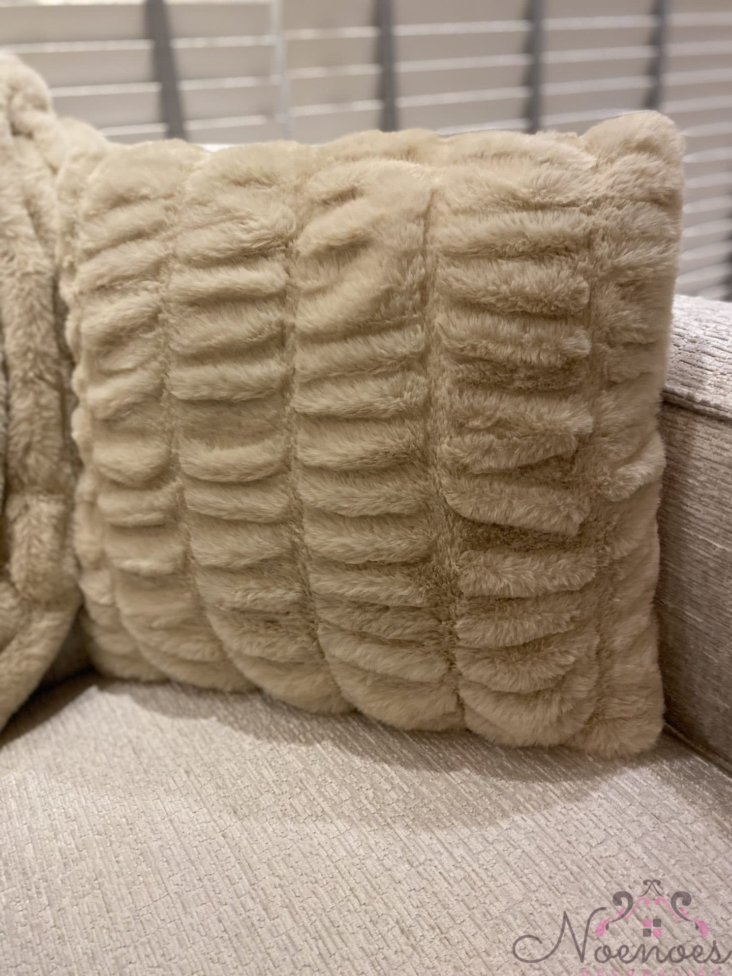 Rabbit sierkussen beige 45x45 cm met geribbeld pluche