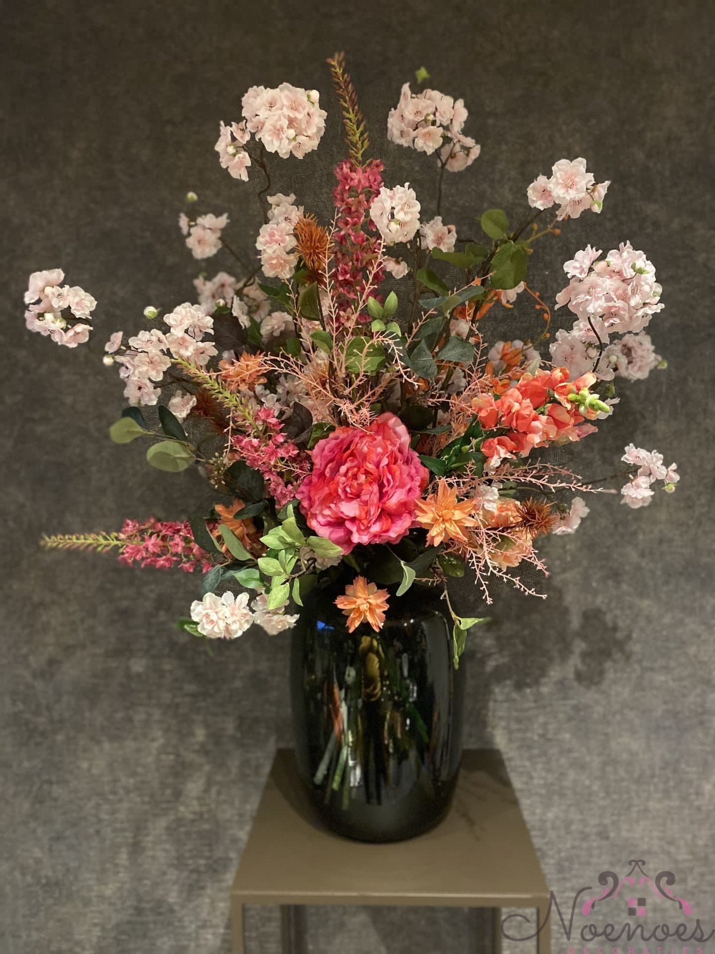 Vaas smoke zwart met xl zijdenboeket roze en oranje (100 cm)