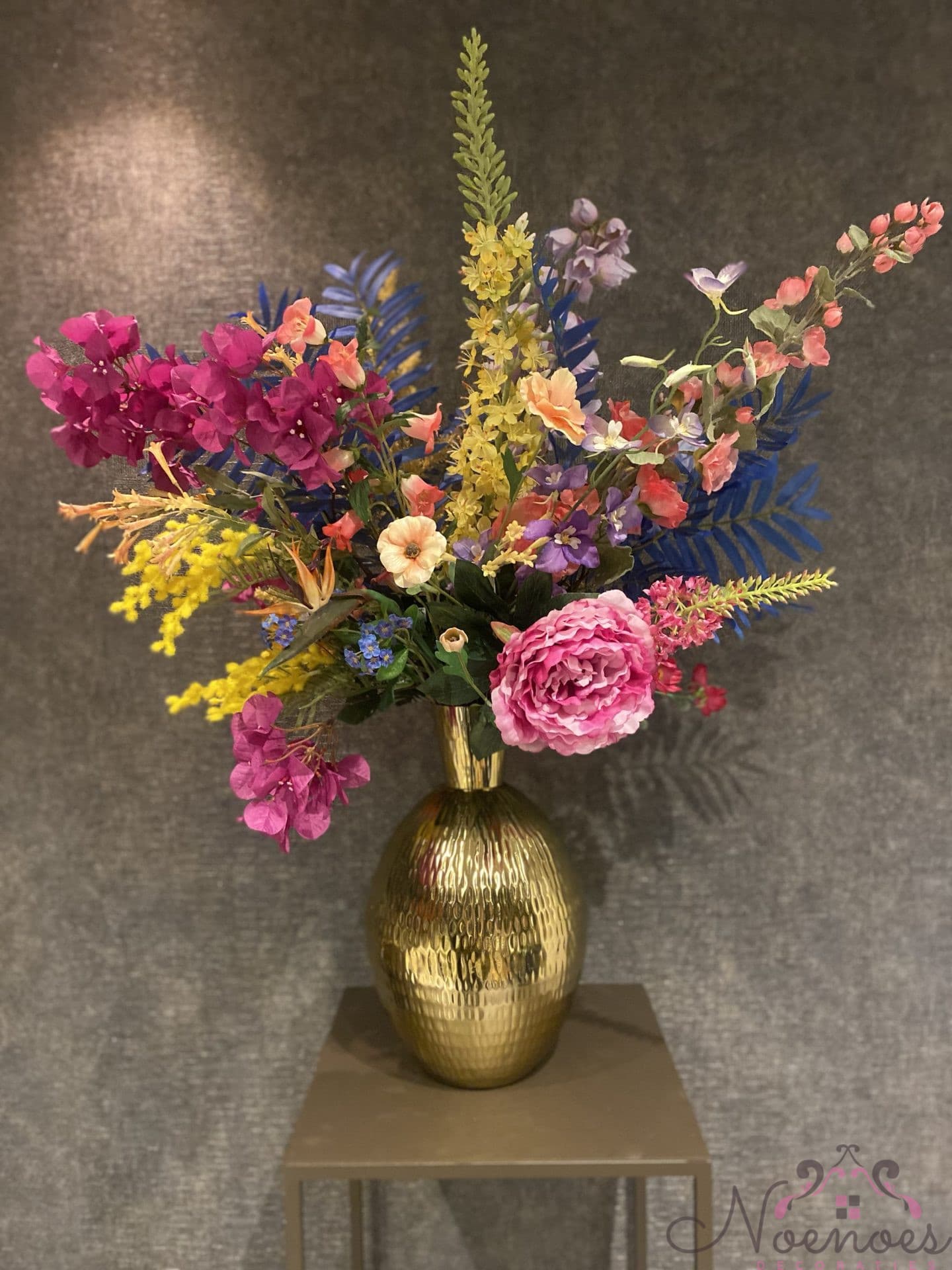 Goud vaas met kleurrijk zijdebloemen boeket XXL (100 cm hoog)
