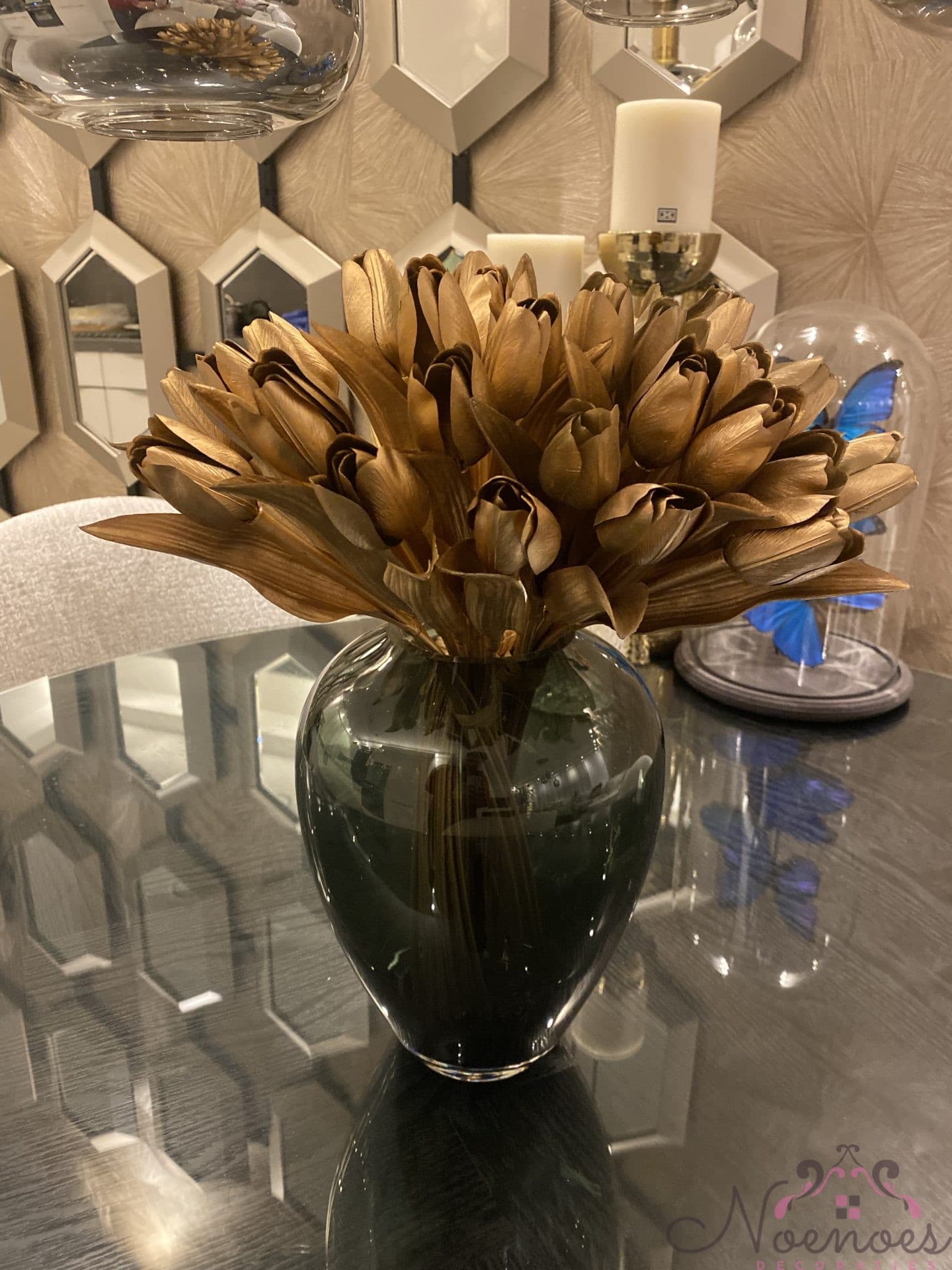 Smoke vaas met 36 gouden tulpen, 43 cm hoog
