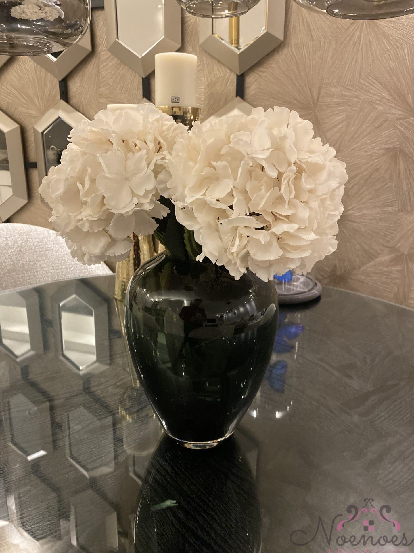Smoke vaas met 3 witte hortensia's, 42 cm hoog