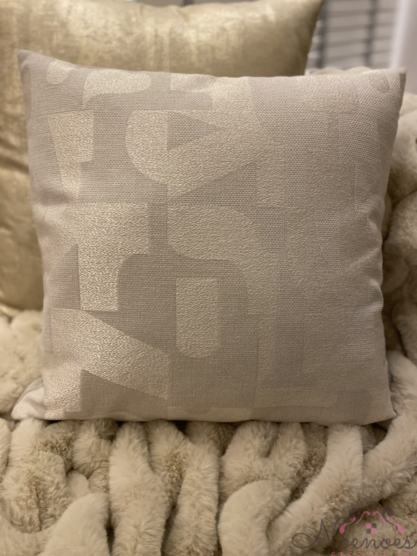 Sierkussen ivory cream met geometrisch patroon 45x45 cm