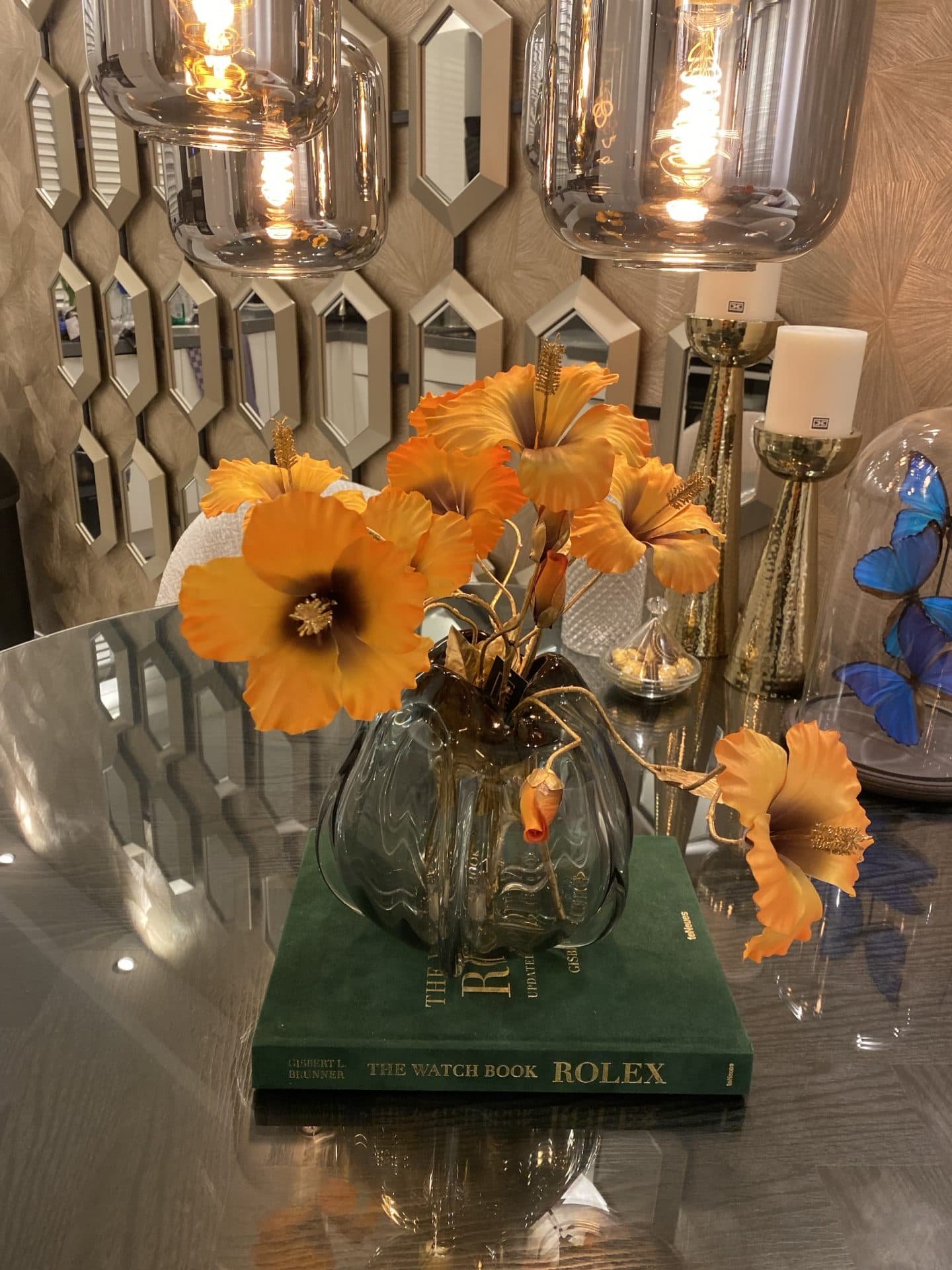 Smoke glazen vaas opgemaakt met oranje zijdebloemen 24 cm