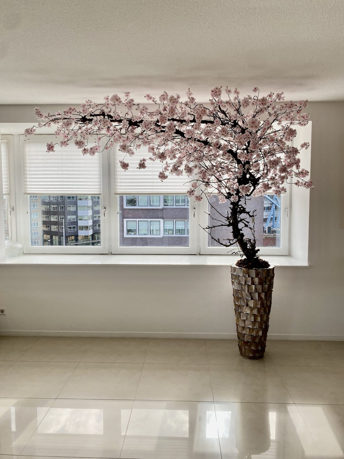 Sakura bloesemboom zacht roze boogvorm XXL in schelpenvaas bruin