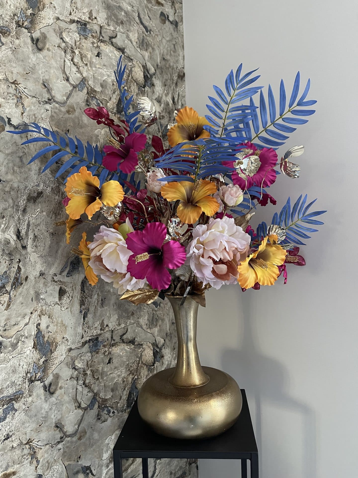Richmond gouden vaas opgemaakt met zijdebloemen 80x88 cm