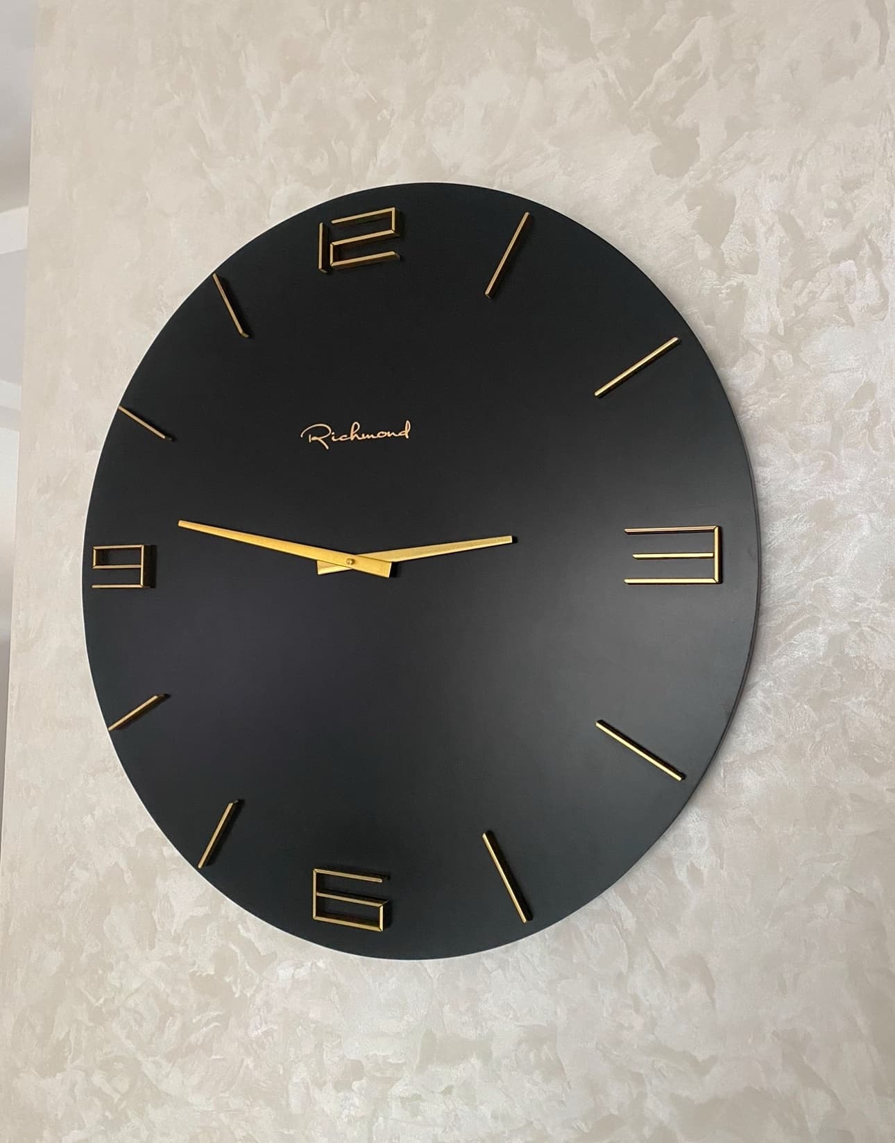 Wandklok Byram zwart met gouden cijfers - Richmond Interiors