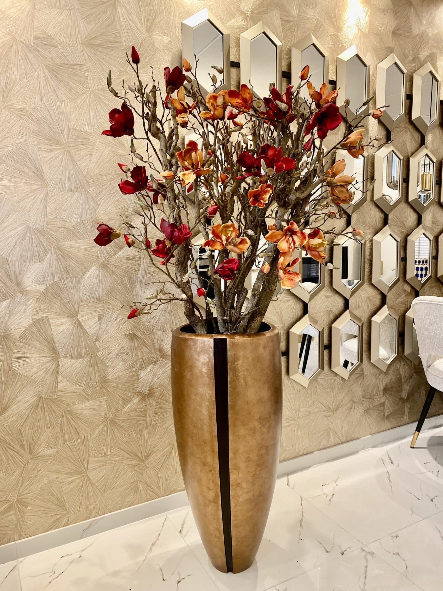 Vloervaas goud metallic 90 cm opgemaakt met fluwelen magnolia's rood-oranje