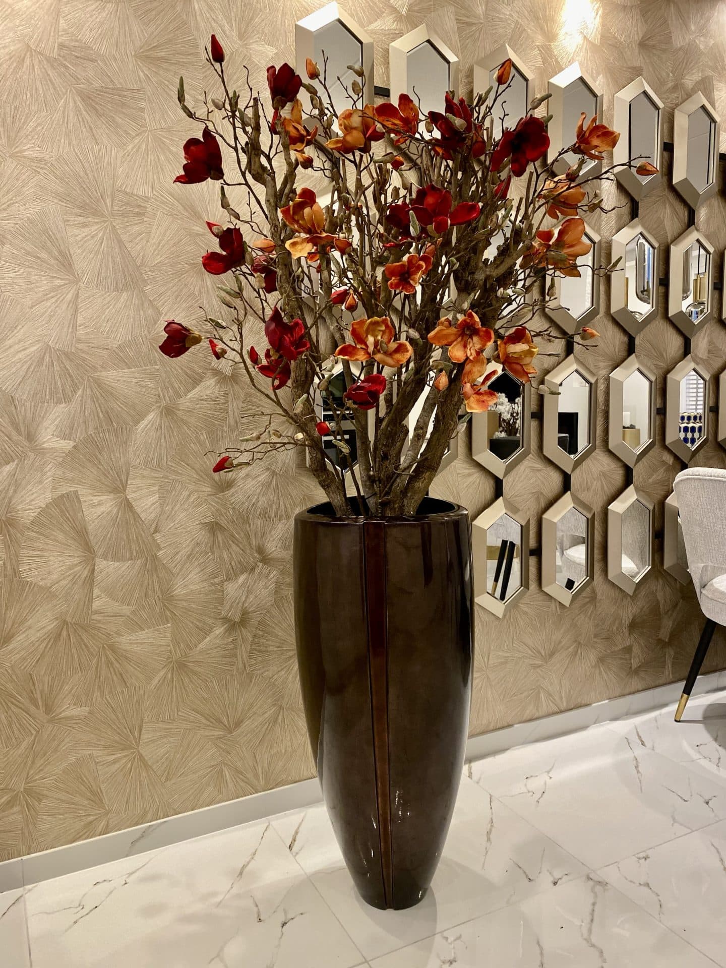 Vaas chocolate glossy met fluwelen magnolia's rood-oranje, H90 cm