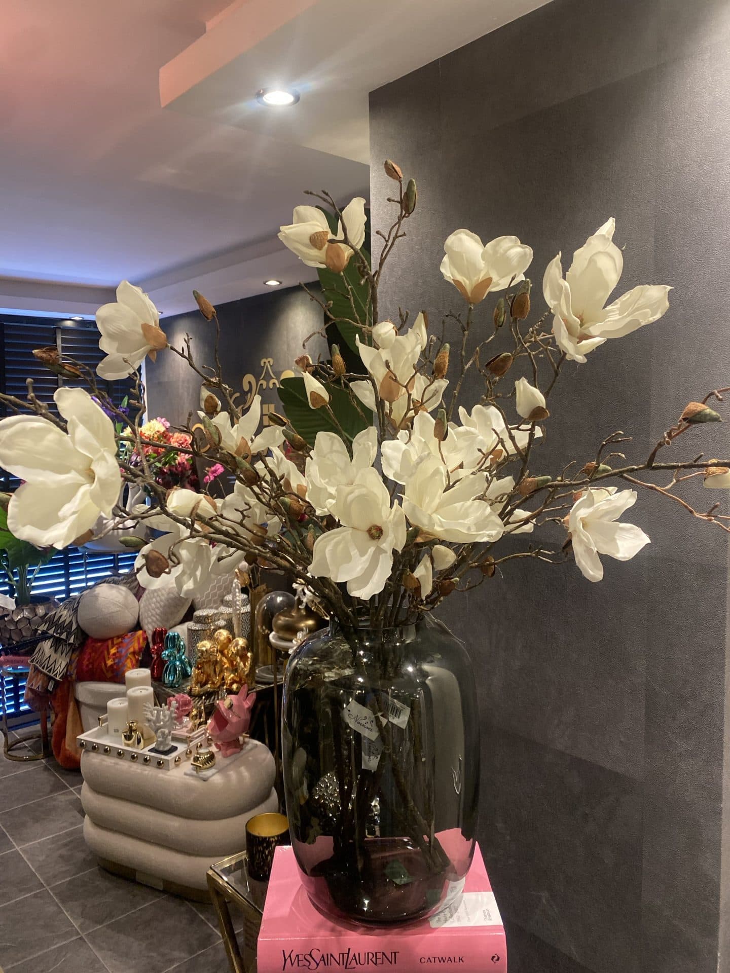Smoke glazen vaas M opgemaakt met zijden magnolia's (90 cm)