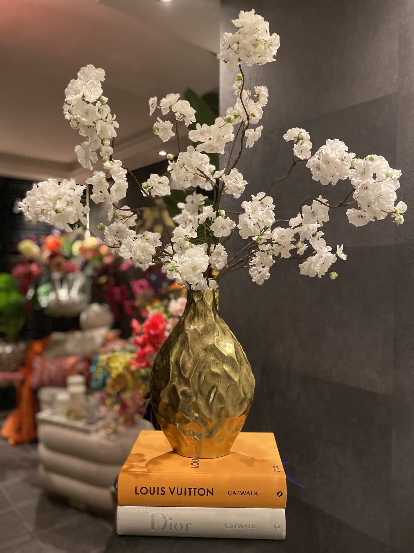Vaas goud met witte Japanse sakura bloesems, 77 cm hoog