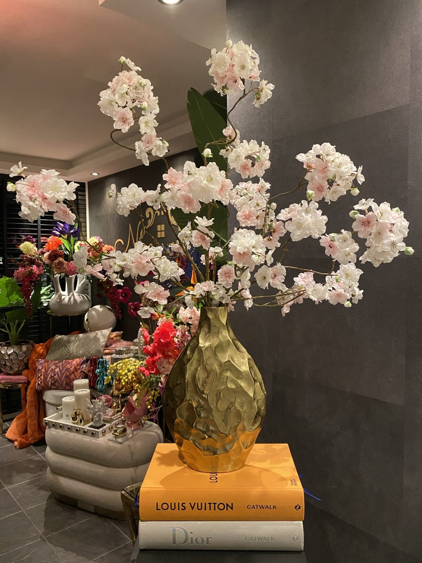 Vaas goud met Japanse sakura bloesems wit-roze 77 cm hoog