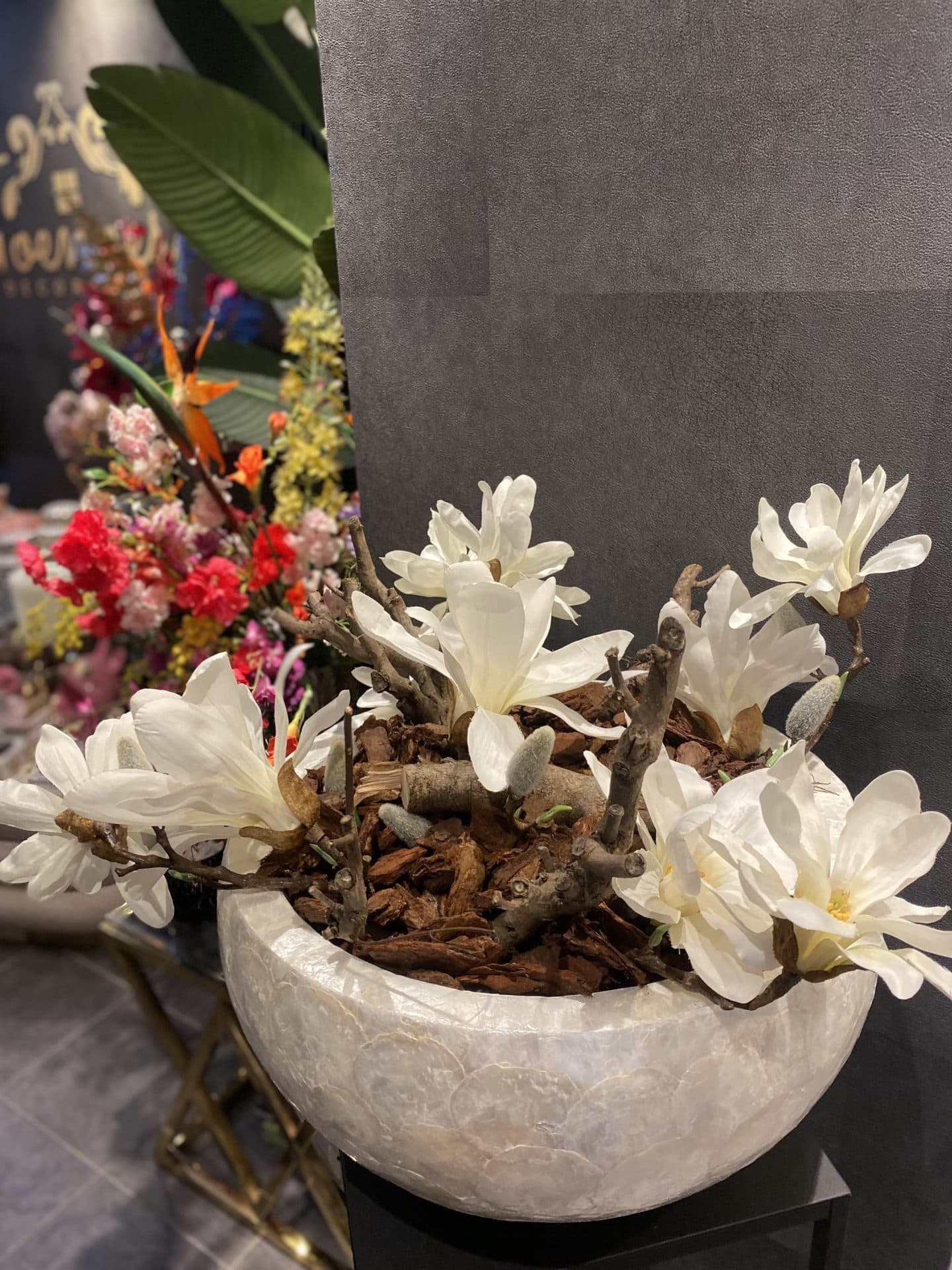 Capiz schelpenvaas opgemaakt met witte magnolia's, 40 cm