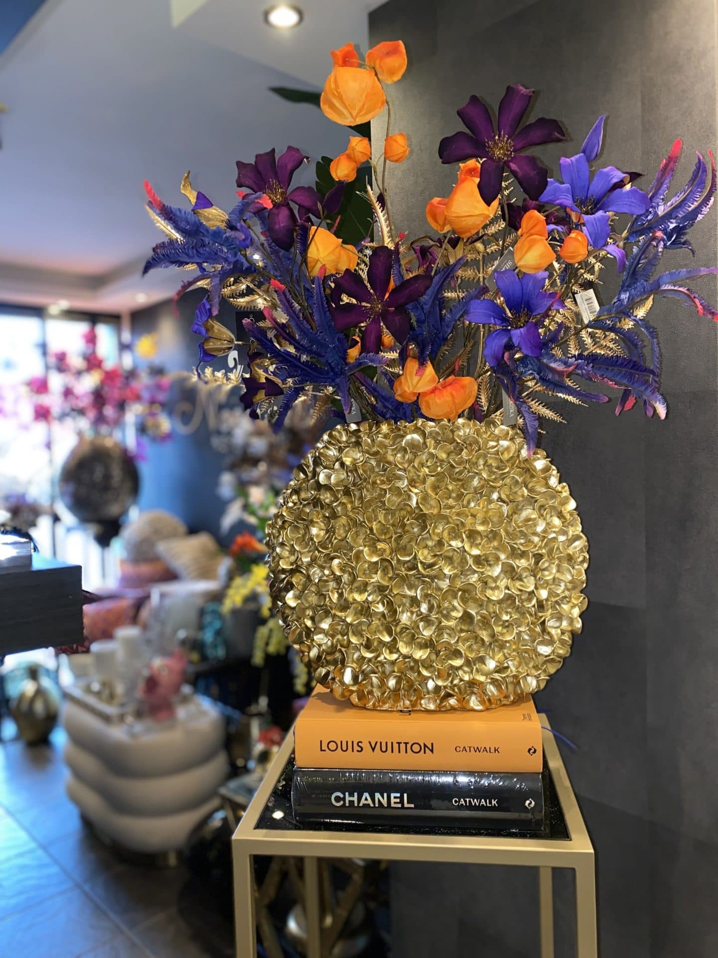 Flowervaas goud met zijdebloemen arrangement 44x38,5 cm