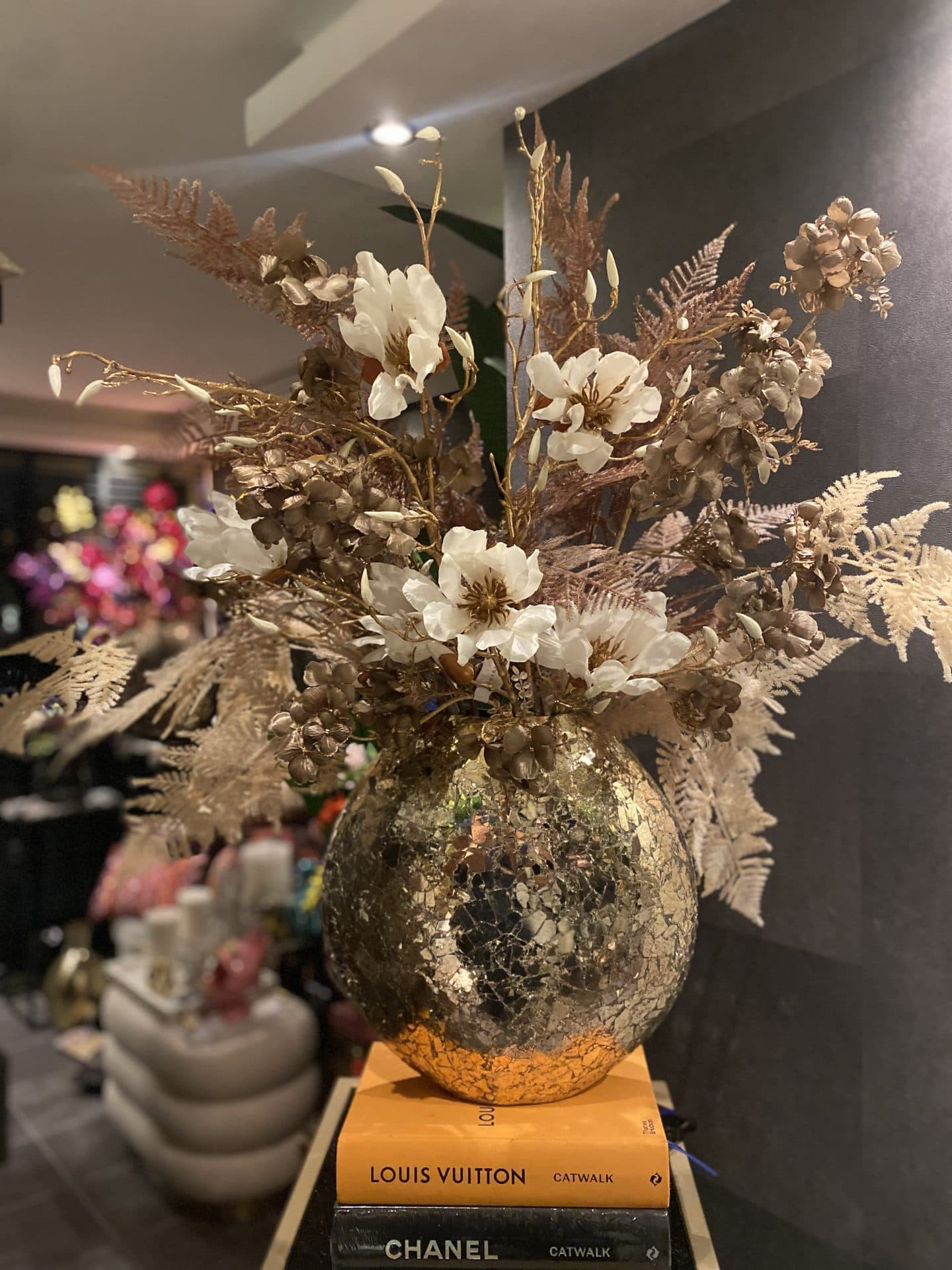 Mozaïek gouden vaas met zijdebloemen arrangement 95 cm