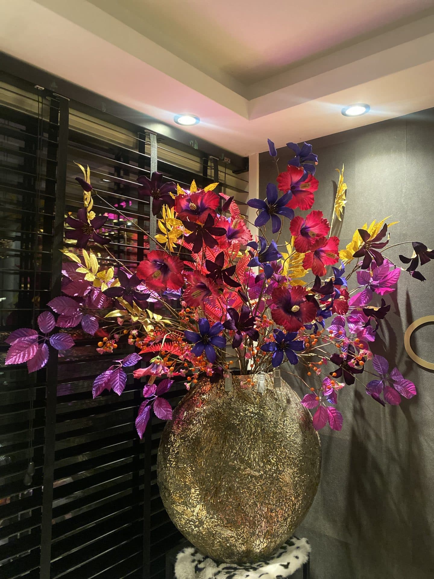 Vaas mozaïek goud XL met zijdebloemen arrangement 120 cm