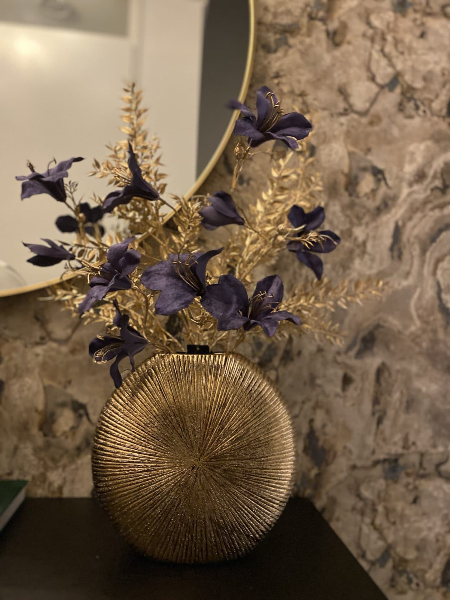 Vaas goud ovaal opgemaakt met blauwe zijdebloemen 70 cm