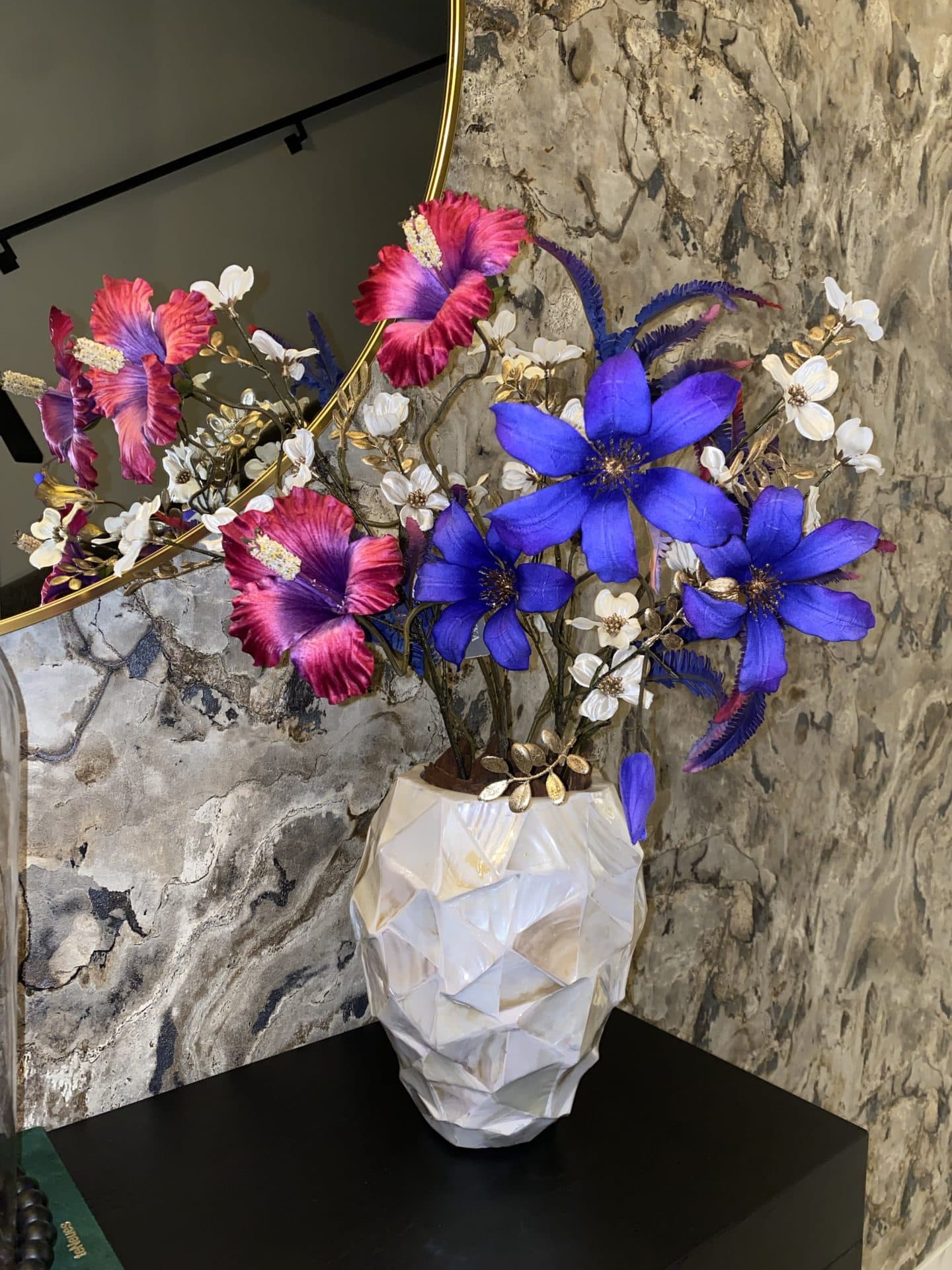 Schelpenvaas Mother of Pearl 24 cm crème met zijdebloemen arrangement