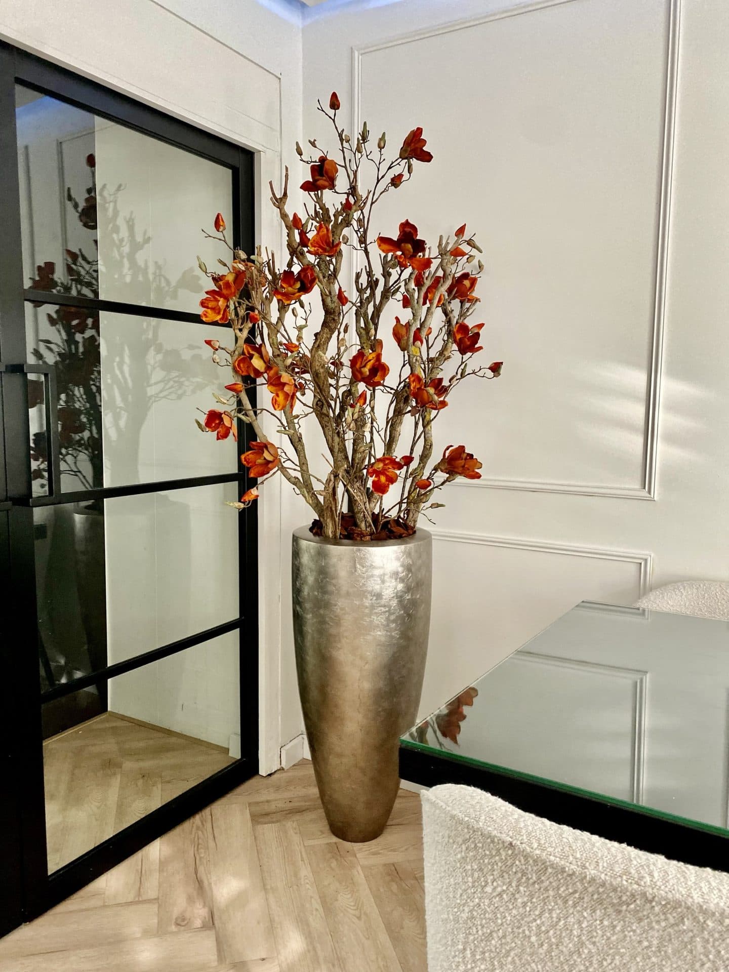 Vaas bladzilver champagne 90 cm opgemaakt met oranje magnolia