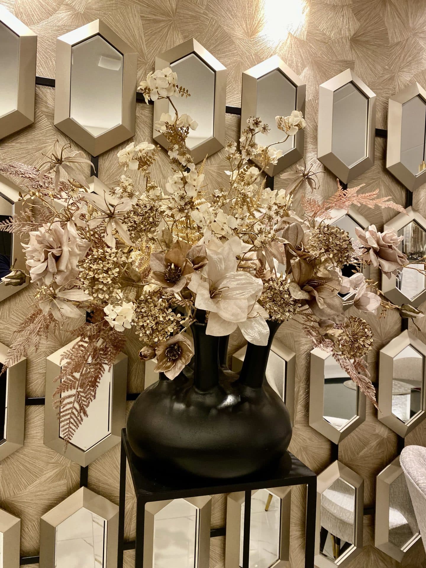 Opgemaakte toetervaas met zijdebloemen beige taupe goud 120 cm