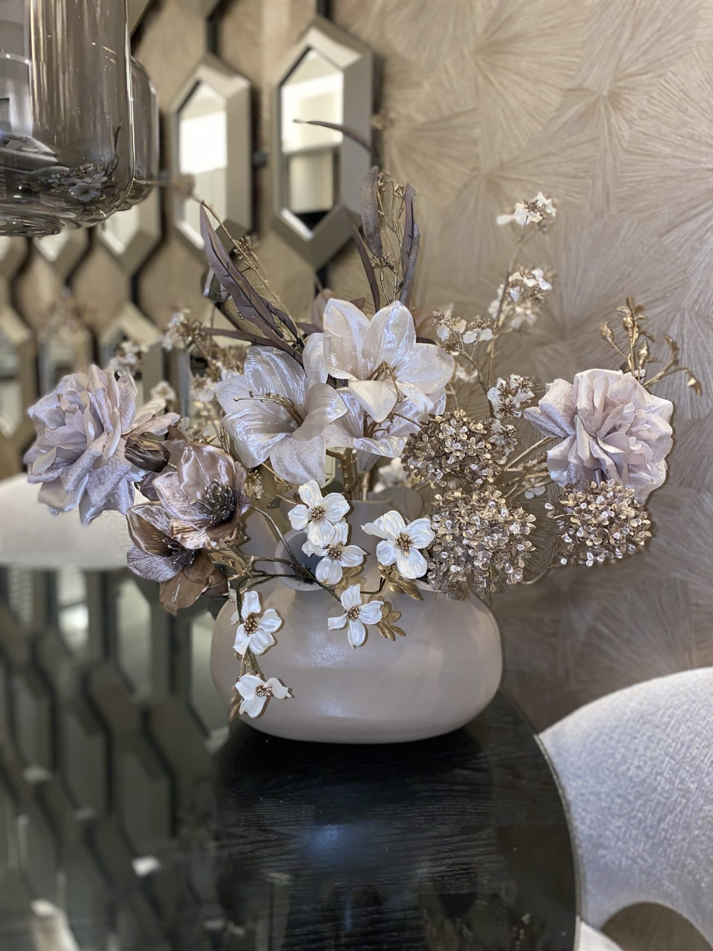 Toetervaas taupe opgemaakt met zijdebloemen 70 cm breed