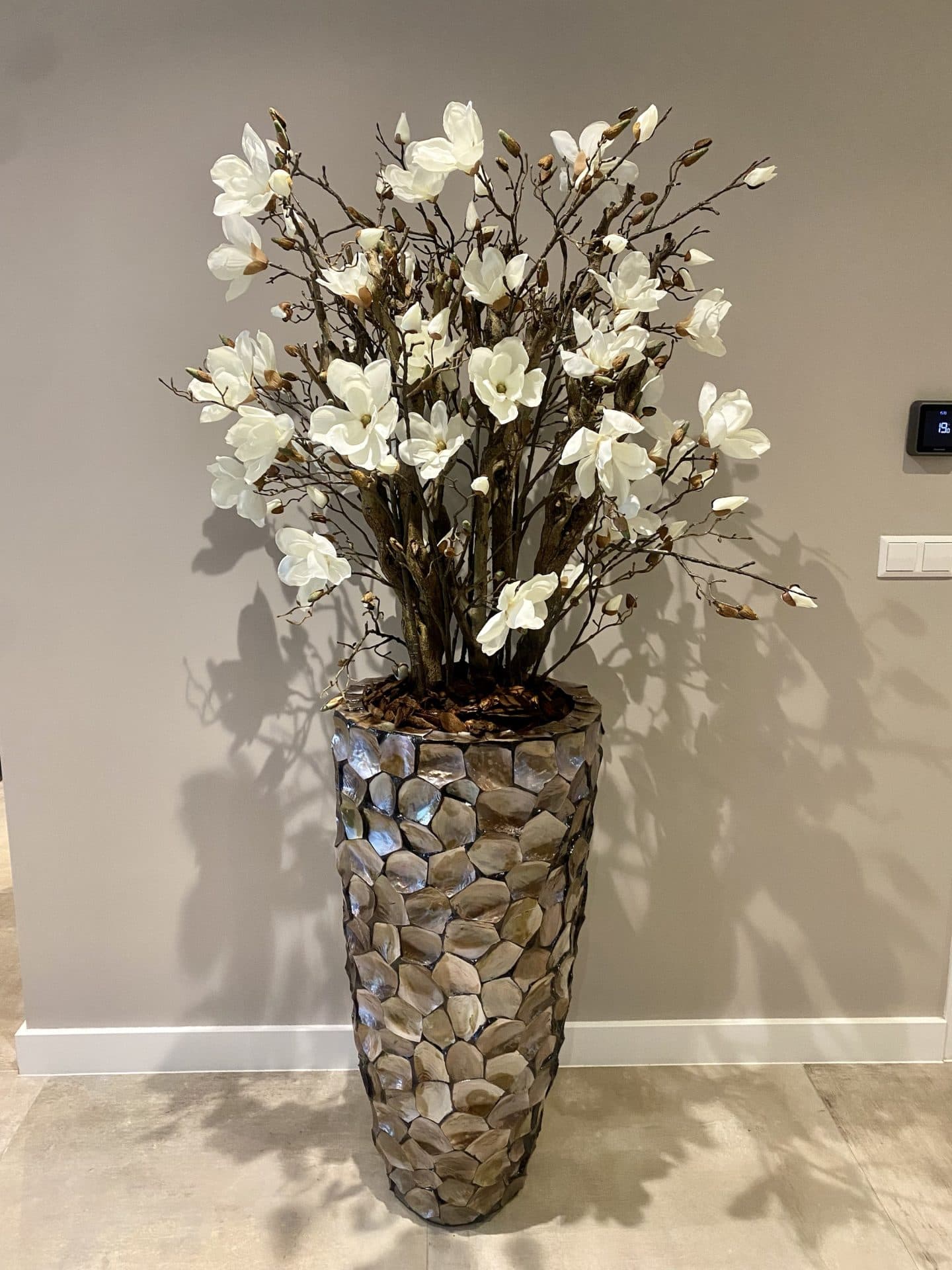 Schelpenvaas bruin met magnolia arrangement crème wit 185 cm