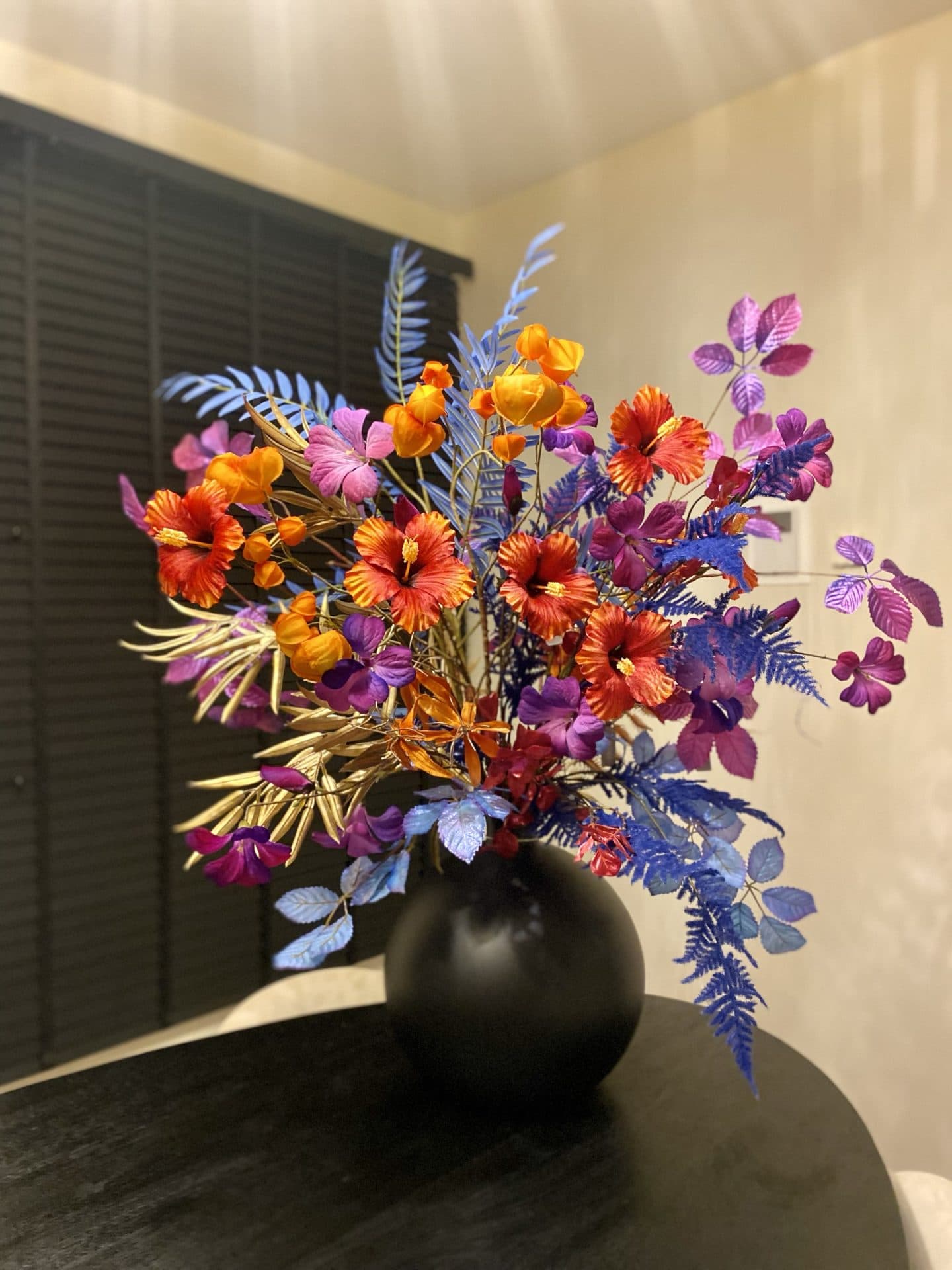 Vaas zwart bowl opgemaakt met zijdebloemen arrangement 110 cm