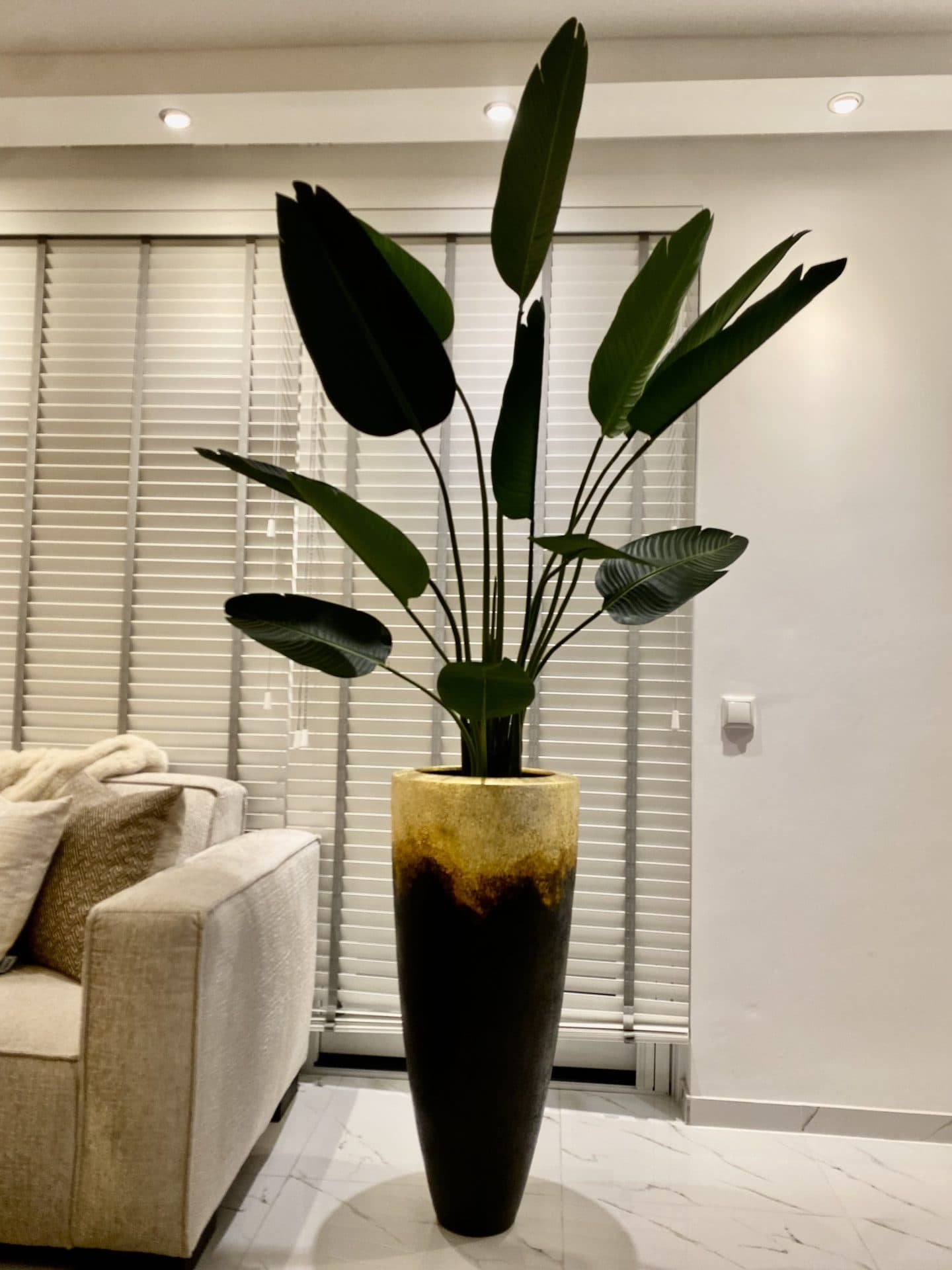 Vaas zwart-goud 90 cm opgemaakt met Strelitzia kunstplant