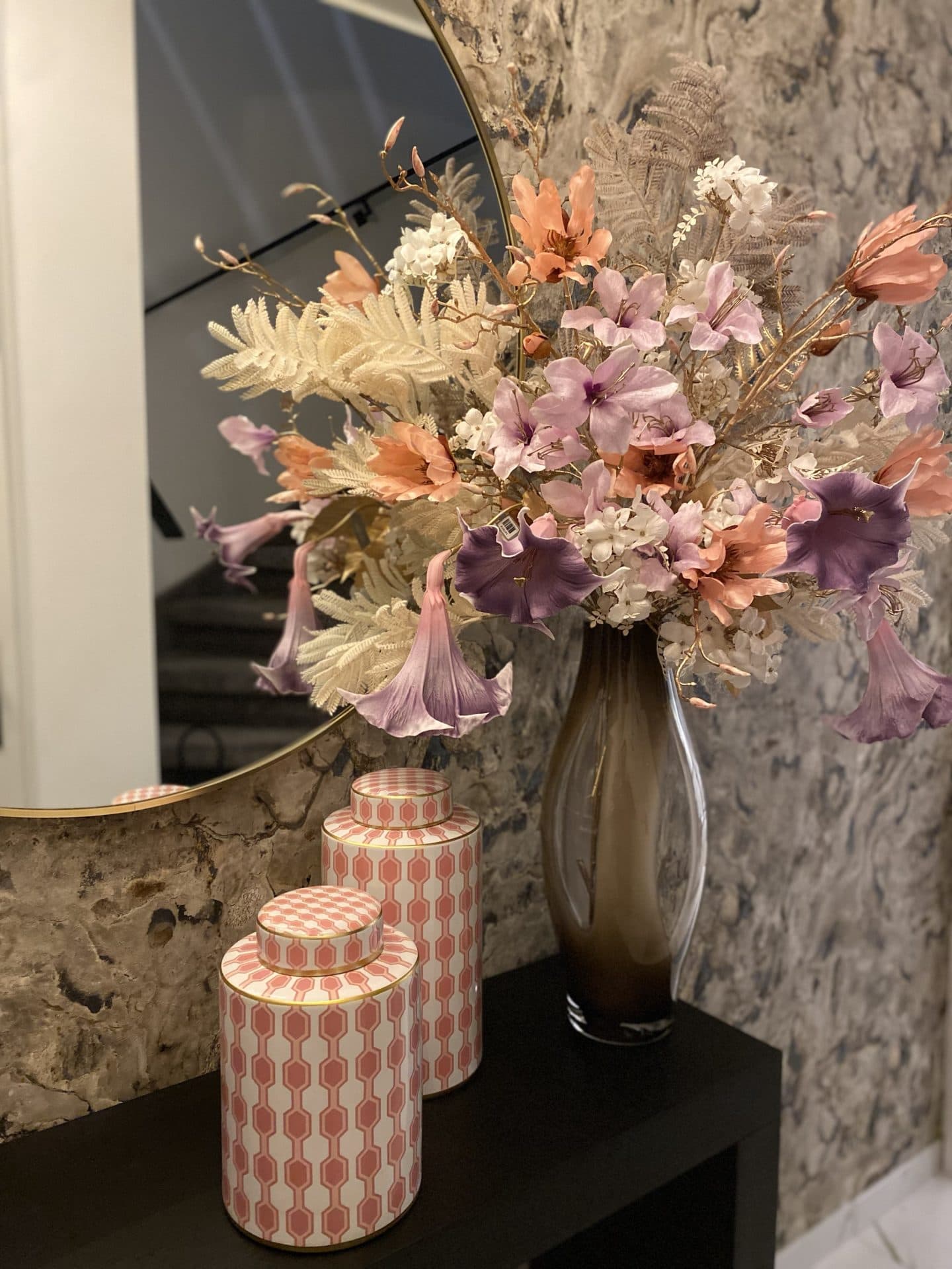 Vaas Bellamy opgemaakt met zijdebloemen lila, oudroze en taupe