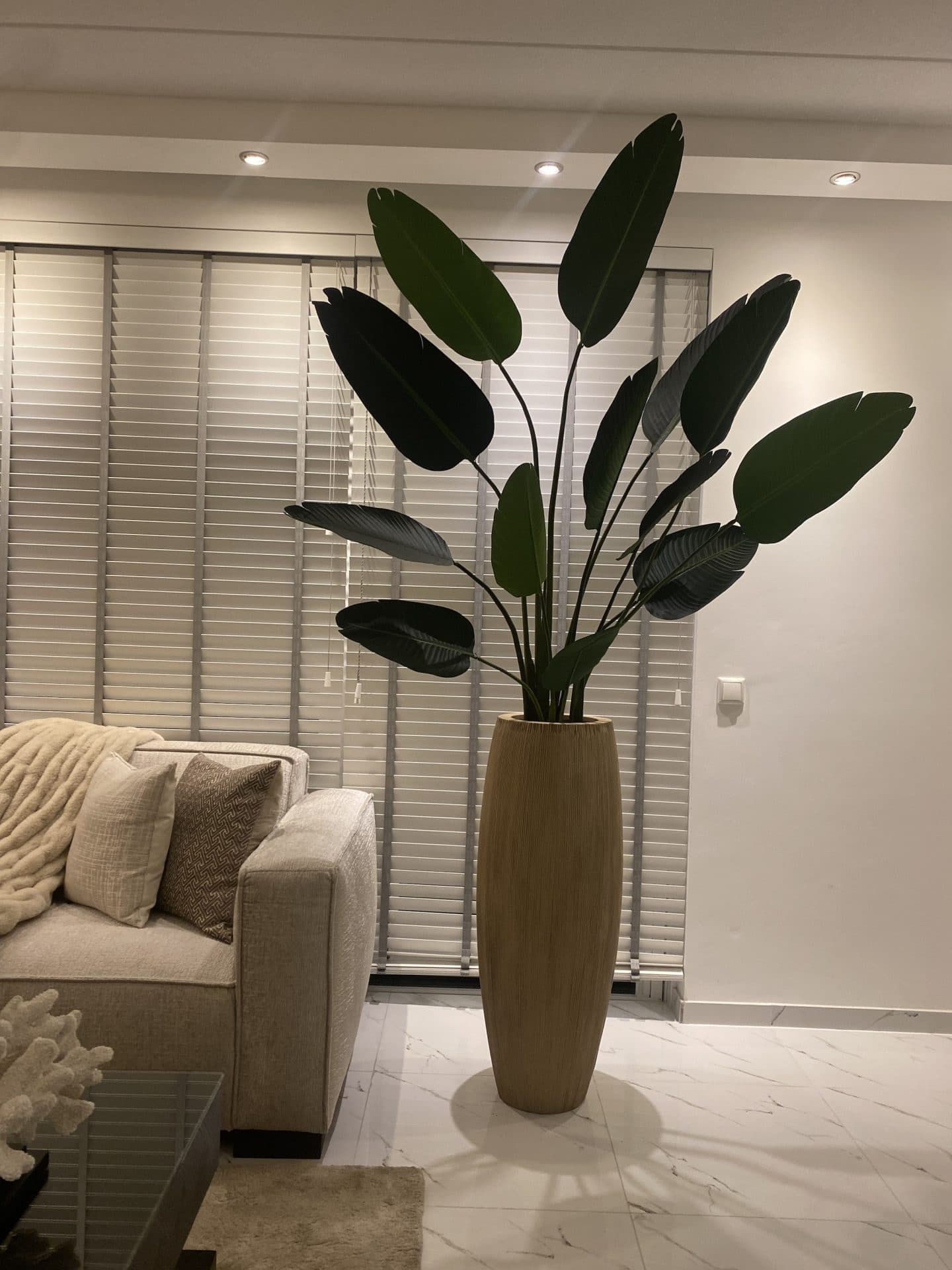 Stripe vaas beige met strelitzia kunstplant XL, 100 cm hoog