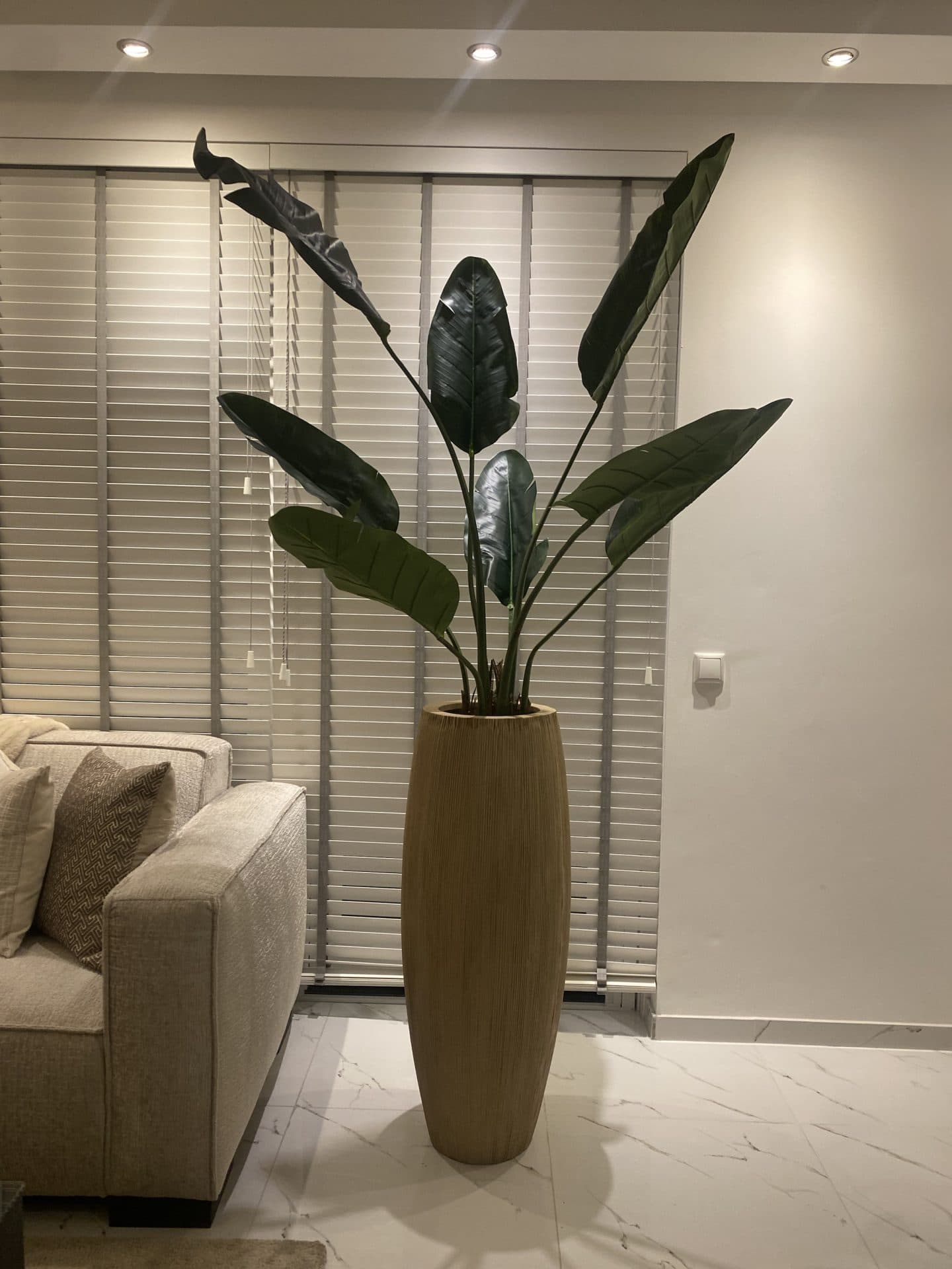 Stripe vaas beige opgemaakt met strelitzia kunstplant 210-220 cm